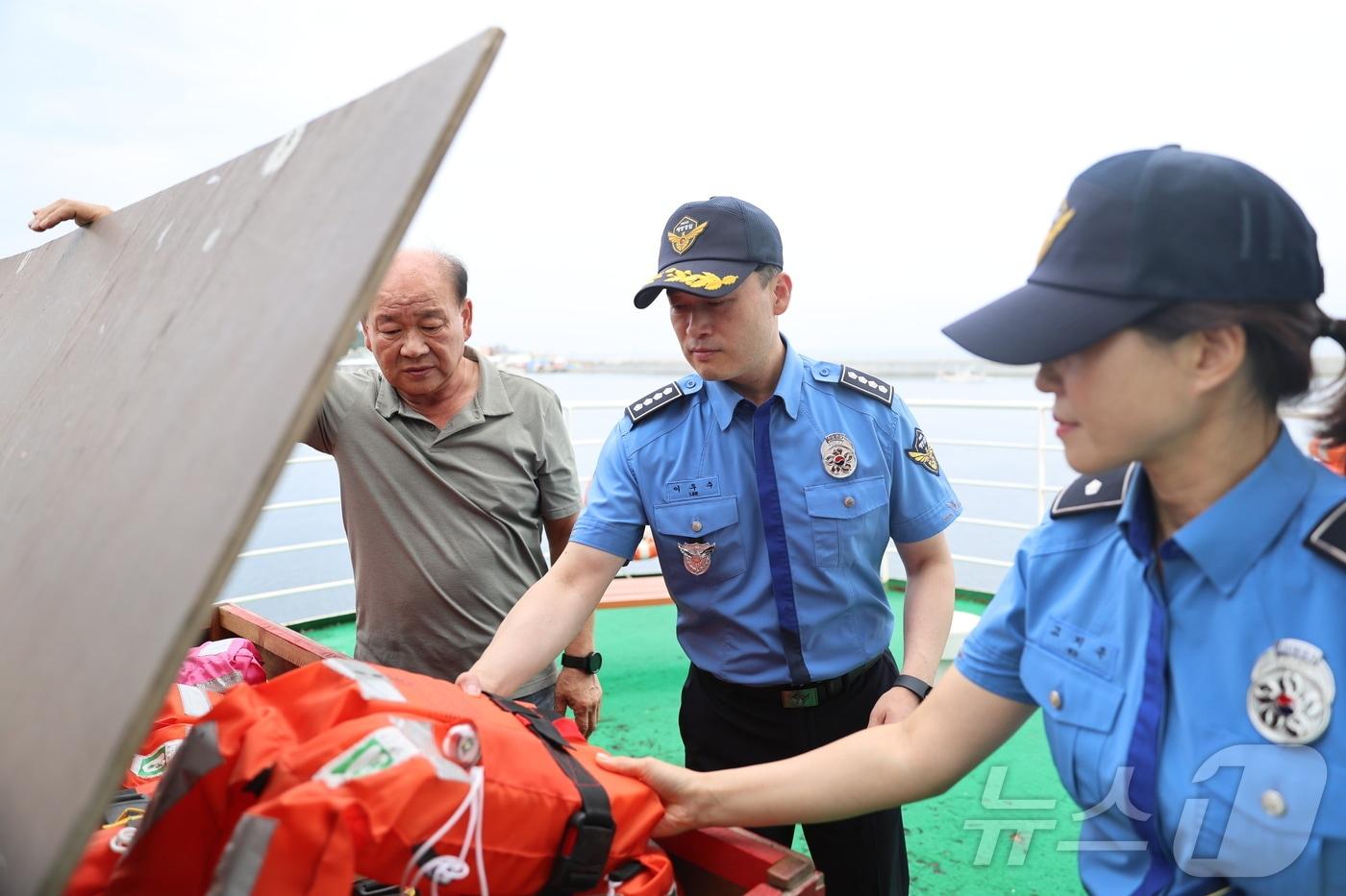본문 이미지 - 이우수 속초해경서장이 13일 강원 강릉시 주문진항 일대 유람선과 낚시어선 안전관리 실태를 점검하고 있다.(속초해경 제공) 2024.9.13/뉴스1