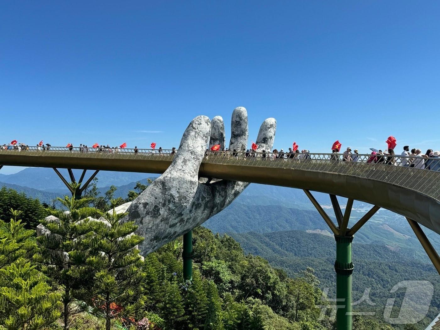 본문 이미지 - 베트남 다낭 바나힐에 위치한 '골든브릿지'. ⓒ 뉴스1 김형준