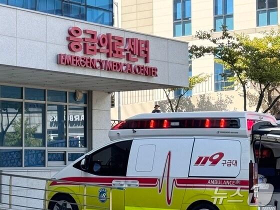 본문 이미지 - 울산대학교병원 응급의료센터 앞에 정차된 119구급대 차량./ 뉴스1 김세은 기자
