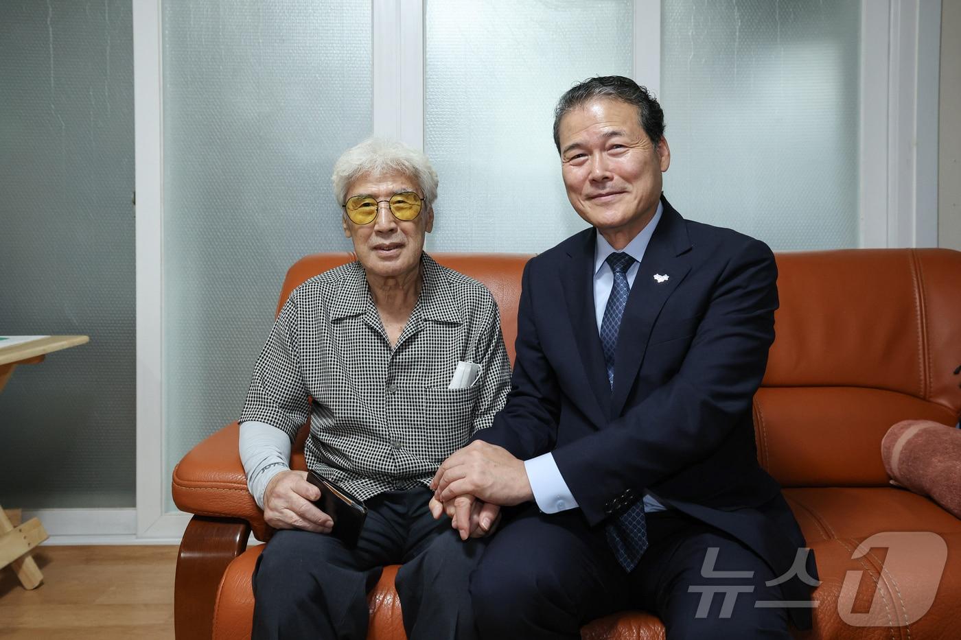 본문 이미지 - 김영호 통일부 장관이 13일 추석을 맞아 이산가족을 위로 방문했다.(통일부 제공)