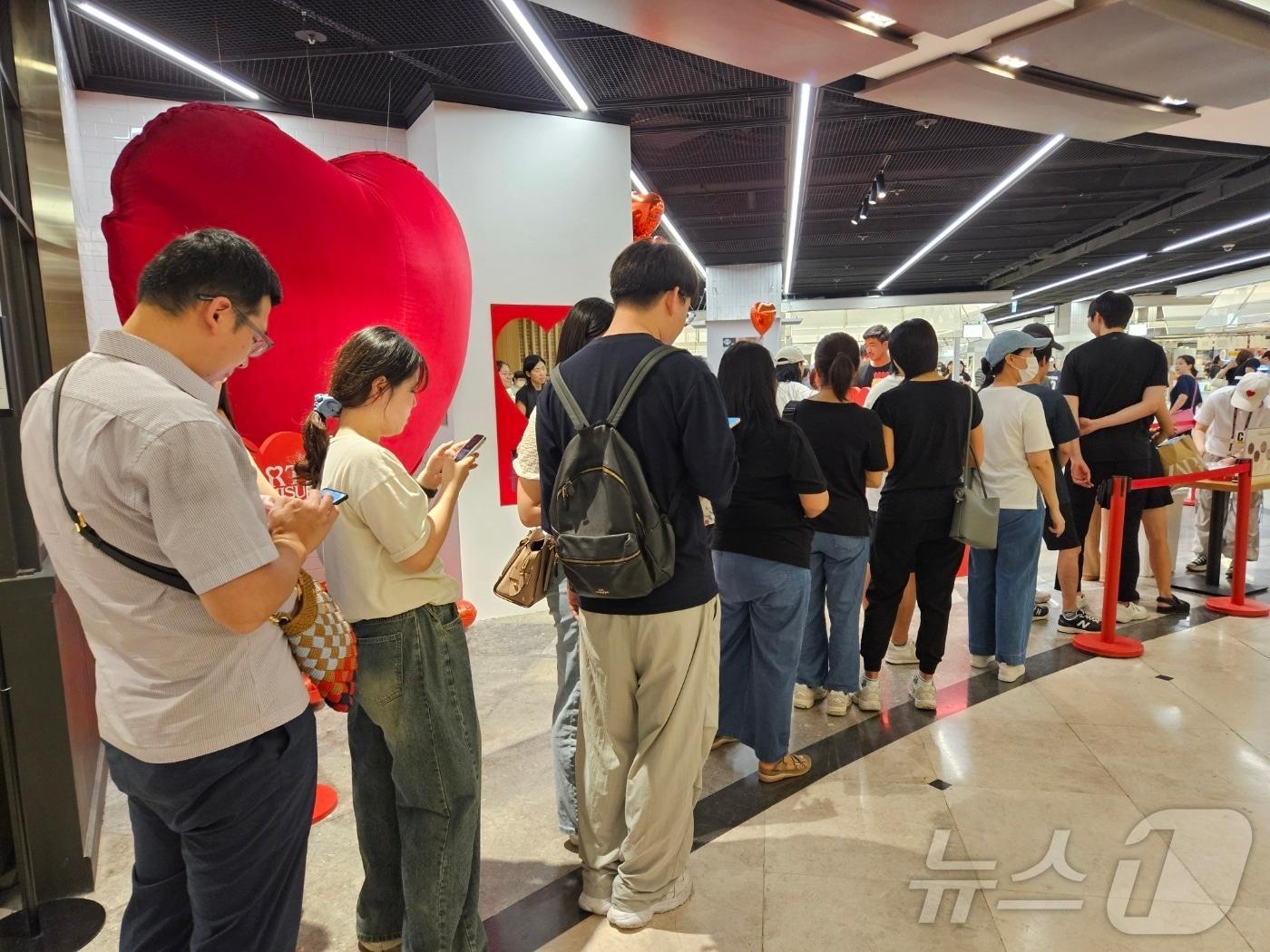 본문 이미지 - 커넥트 현대 지하 2층 '마켓125' 내 디저트 매장에 고객들이 대기줄을 서 있다.2024.9.13 / 뉴스1 ⓒ News1 조아서 기자