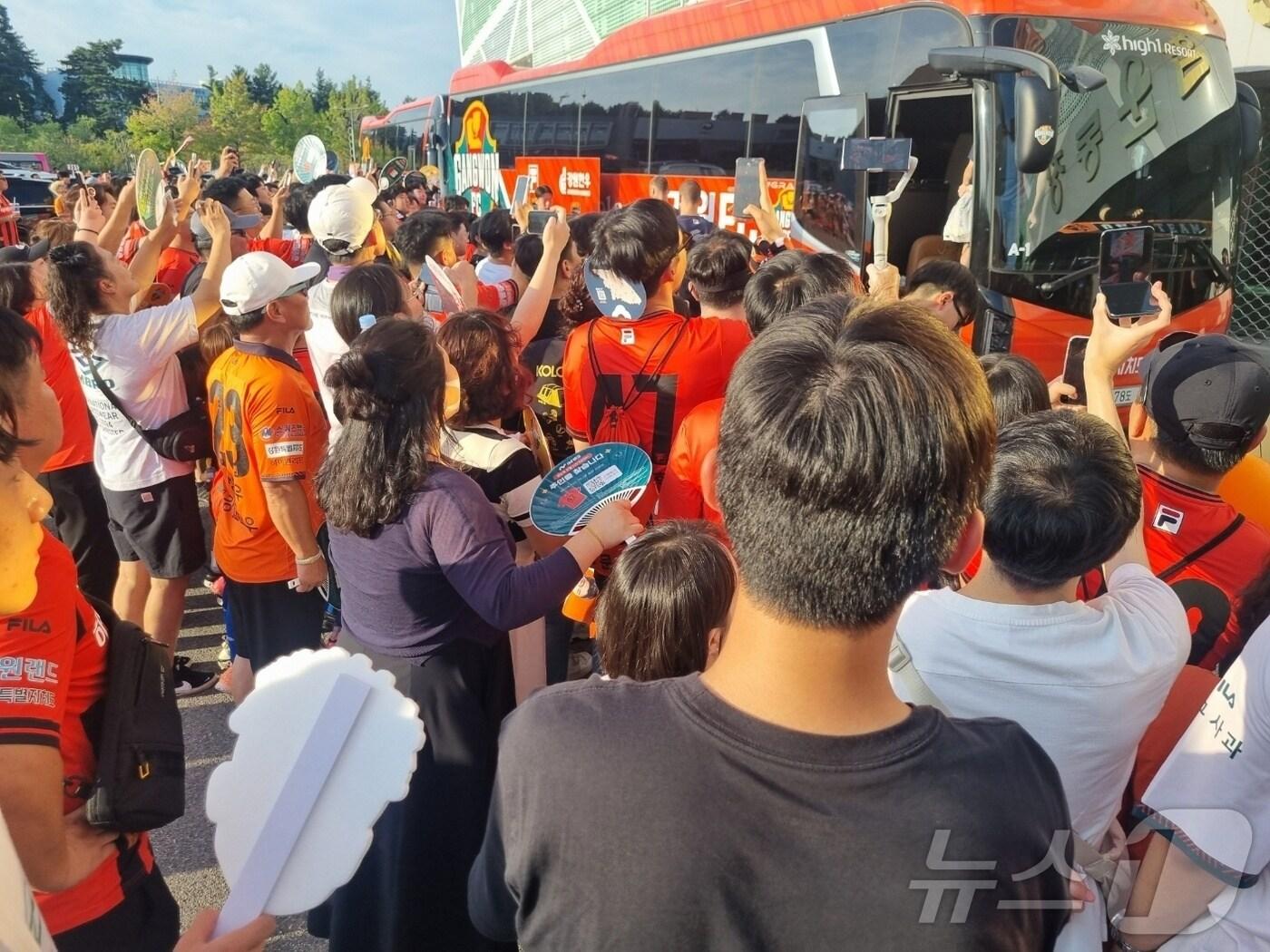 본문 이미지 -  강원FC와 수원FC의 하나은행 K리그1 2024 29라운드 홈경기가 열린 지난 1일 강원 강릉종합운동장에 모인 강원FC 팬들이 버스에서 내리는 선수단을 응원하고 있다. 2024.9.2/뉴스1 윤왕근 기자