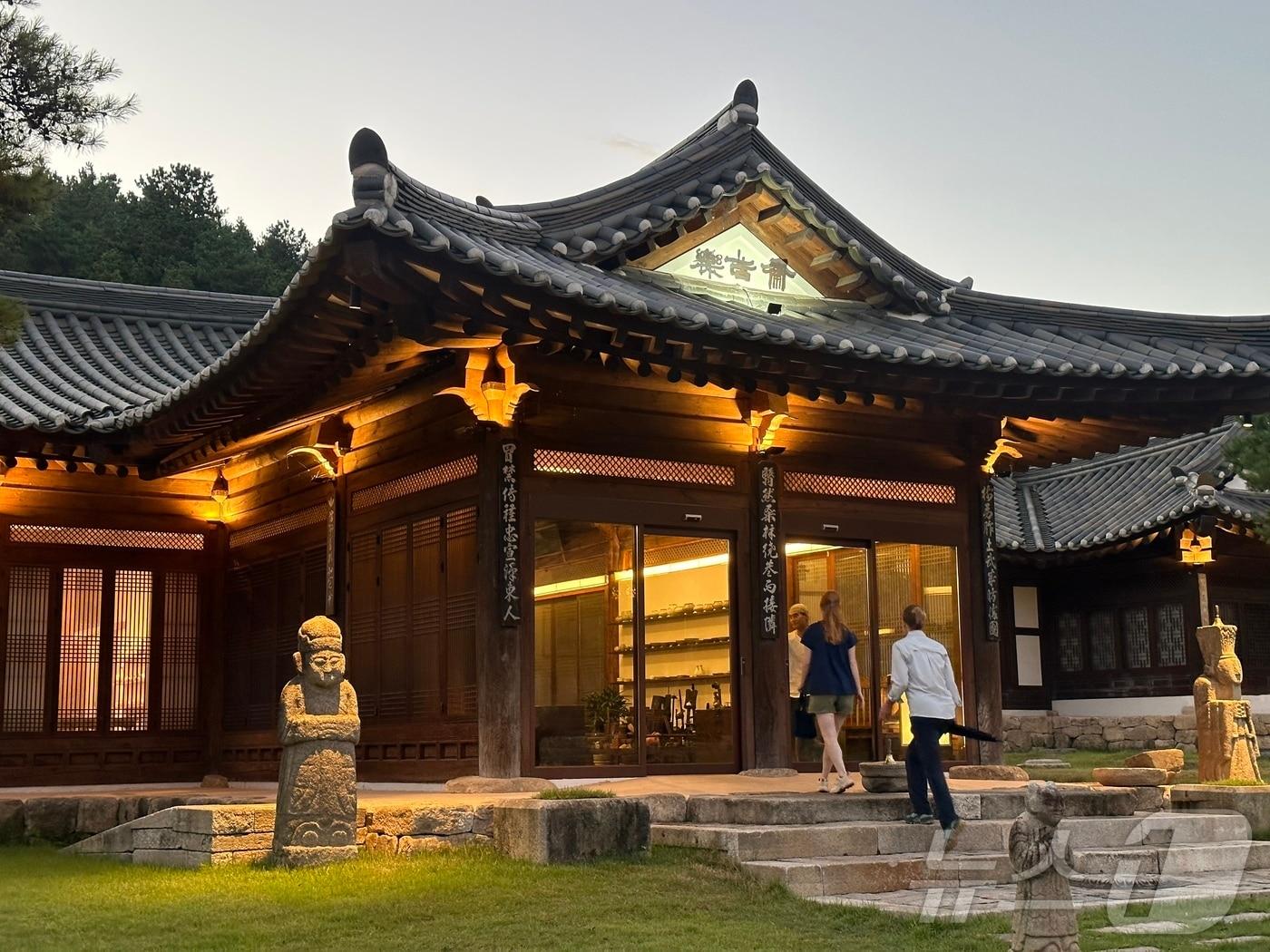 본문 이미지 - 락고재에 들어서는 외국인 투숙객의 모습ⓒ News1 윤슬빈 기자