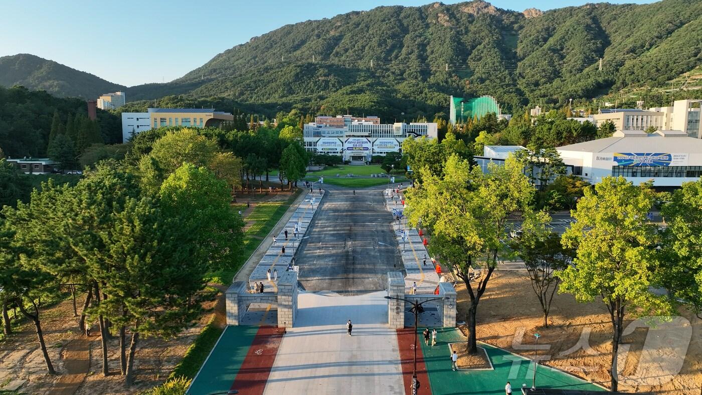 본문 이미지 - 창원대 정문 전경(창원대 제공).