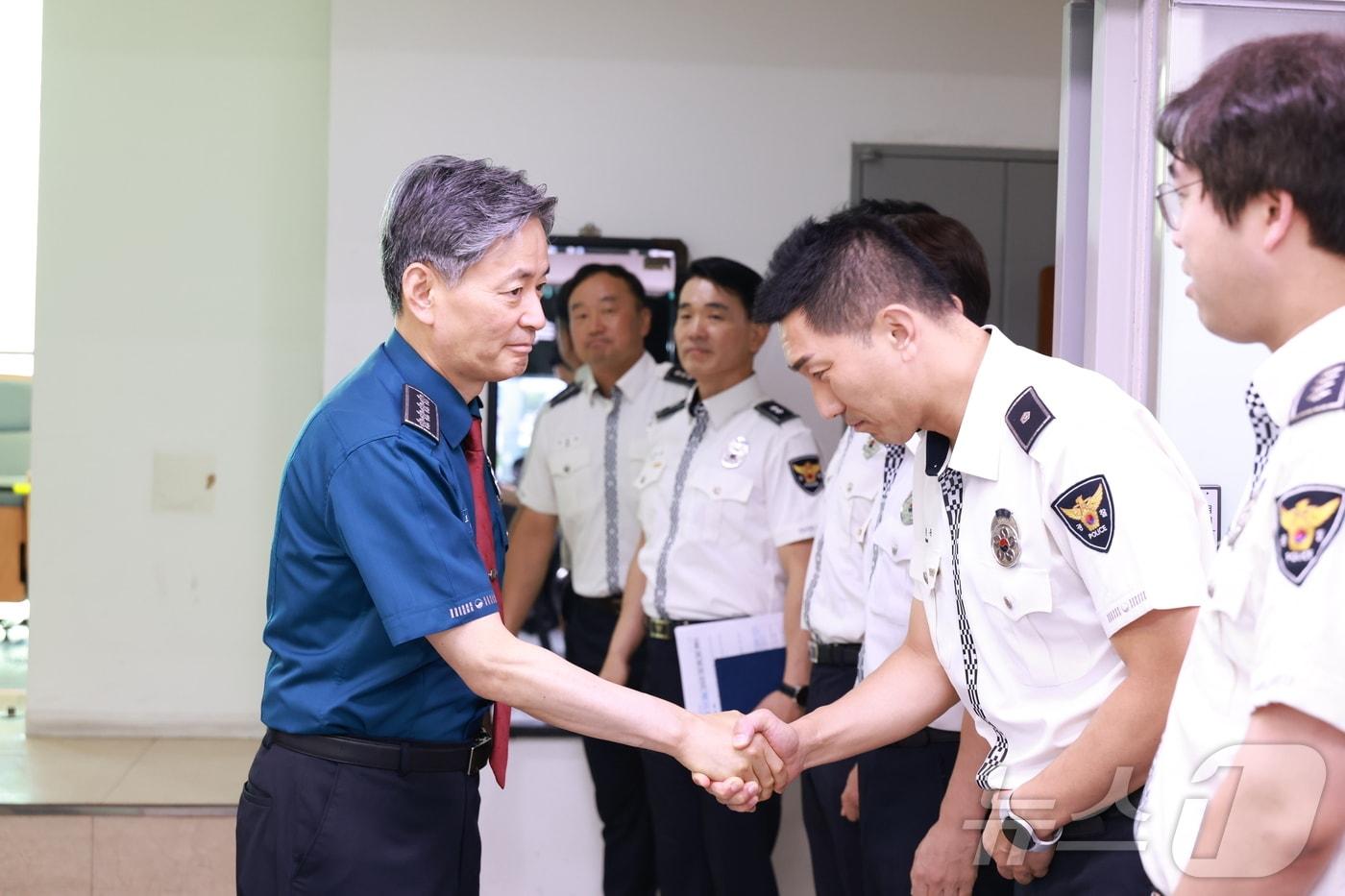 조지호 경찰청장이 14일 추석 명절 귀성길을 점검하기 위해 고속도로 순찰대를 방문해 대원들을 격려하고 있다. (경찰청 제공) 2024.9.14/뉴스1