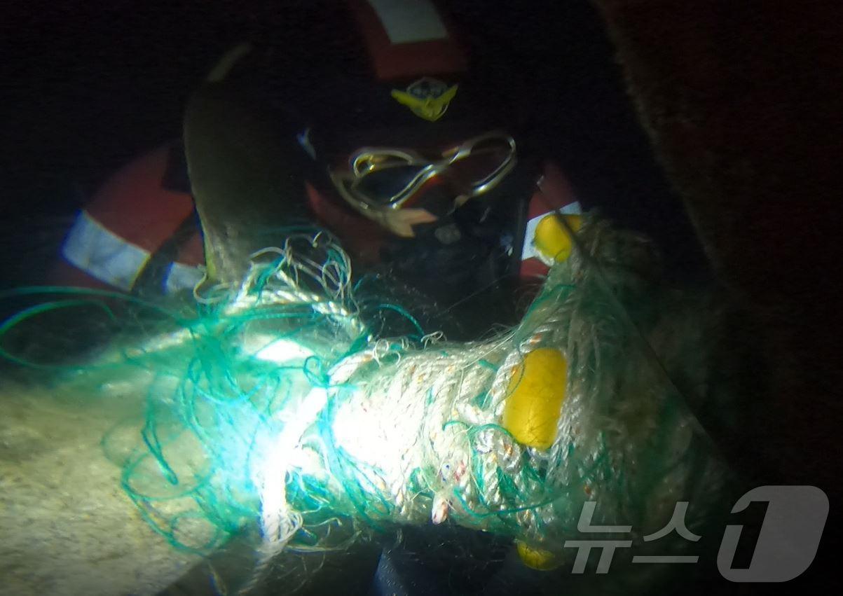본문 이미지 -  부유물 제거 작업중인 속초해양경찰.(속초해경 제공)