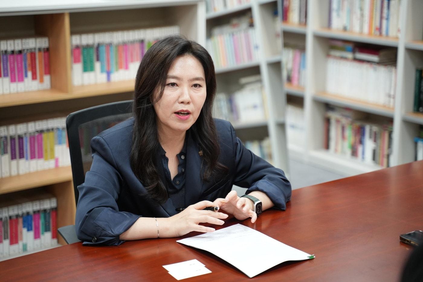 강유정 더불어민주당 의원은 올해 국회에 입성한 이후 문화예술계를 대표하는 국회의원으로 또한 당 원내대변인으로 바쁜 나날을 보내고 있다..(강유정 의원실 제공)