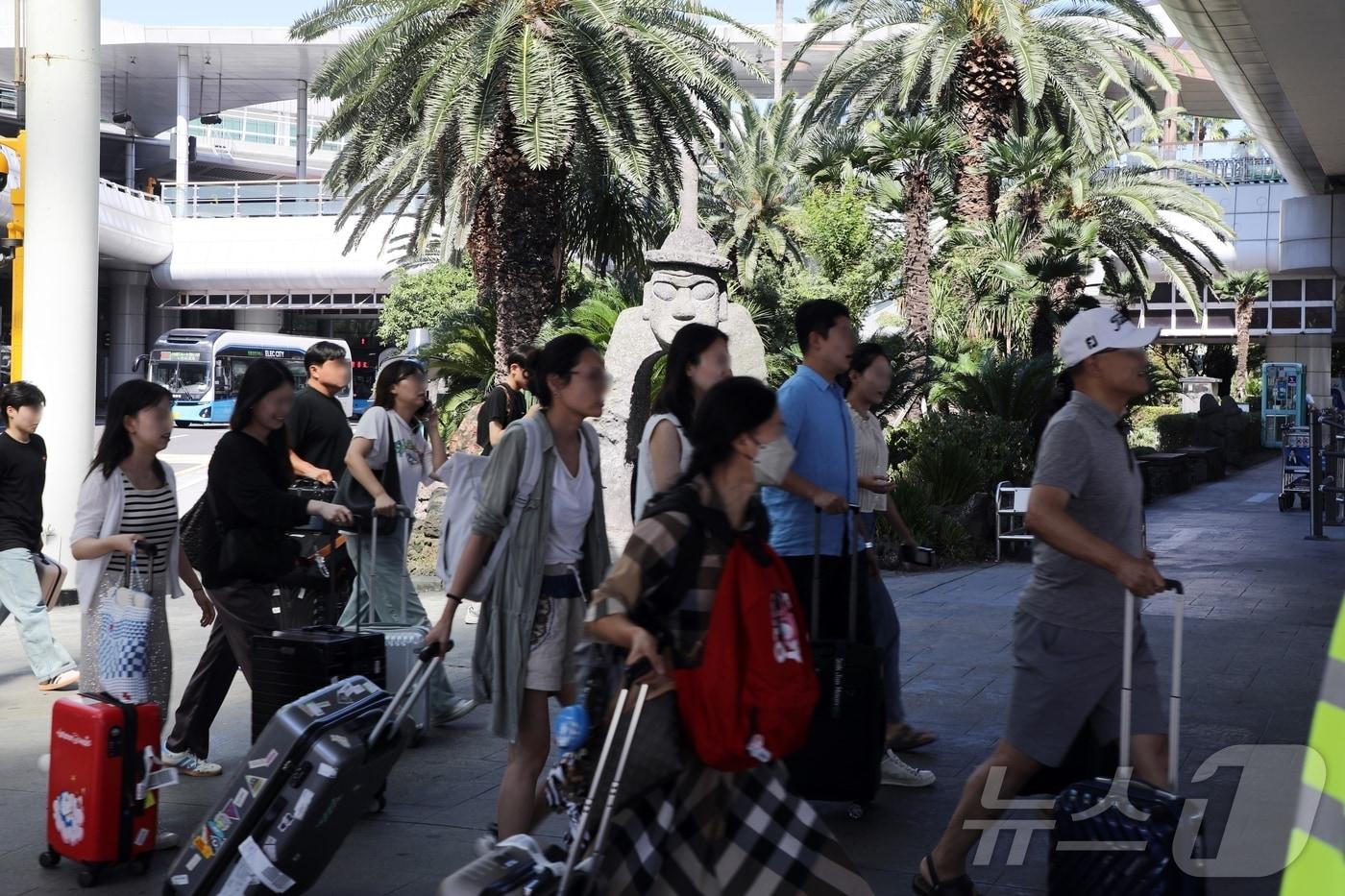 제주공항에 도착한 관광객&#40;자료사진&#41;/뉴스1