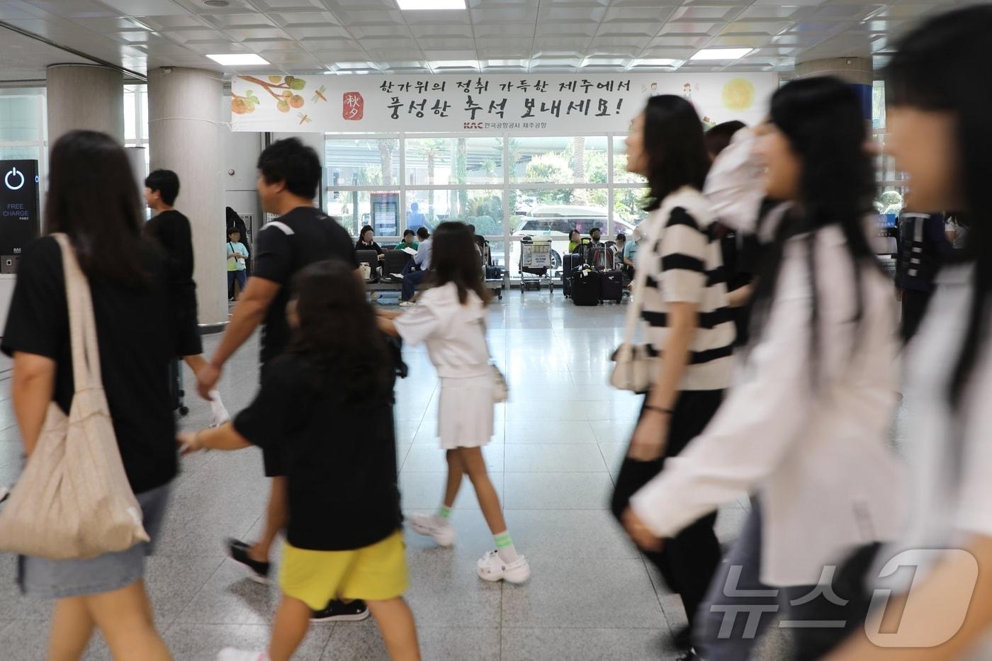 본문 이미지 - 제주국제공항 1층 도착장.2024.9.14 ⓒ 뉴스1 홍수영 기자