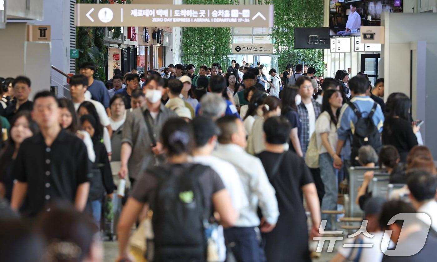 본문 이미지 - 추석 연휴 첫날인 14일 오후 서울 서초구 고속버스터미널이 귀성 및 역귀성객들로 붐비고 있다. 2024.9.14/뉴스1 ⓒ News1 장수영 기자