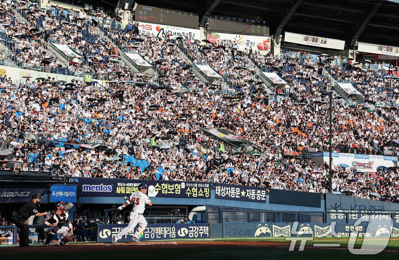 14일 프로야구 ‘2024 신한 SOL 뱅크 KBO리그’ kt wiz와 두산 베어스의 경기가 열리는 서울 송파구 잠실야구장이 관중들로 가득 차 있다. 2024.9.14/뉴스1 ⓒ News1 김도우 기자