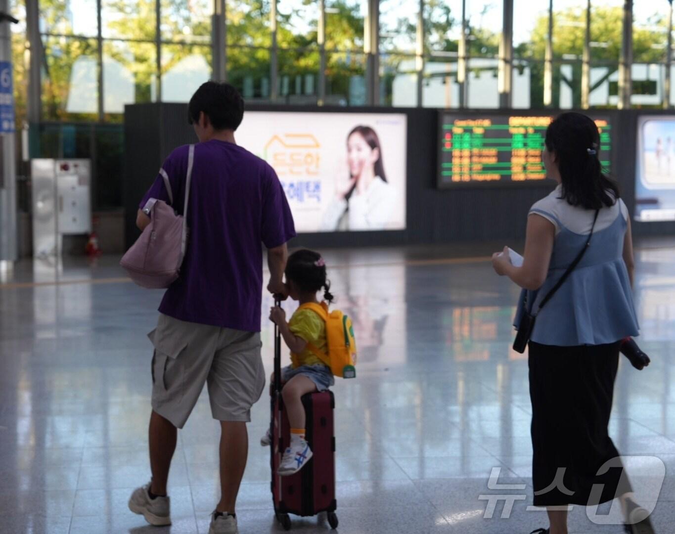 본문 이미지 - 14일 부산역에서 귀성객들이 발걸음을 옮기고 있다.2024.9.14. 손연우기자