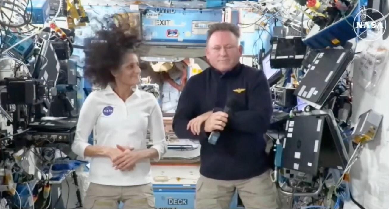 본문 이미지 -  미 보잉사의 우주캡슐 '스타라이너'의 기술적 문제로 내년까지 국제우주정거장(ISS)에 머무르게 된 우주비행사 부치 윌모어(61·오른쪽)와 수니타 윌리엄스(58·여, 왼쪽)가 13일(현지시간) 기자회견에서 우주에서 오는 11월 대선 투표에 참여할 것이라고 밝히고 있다. 2024.09.13. (뉴욕 포스트 게재 영상 갈무리/뉴스1)