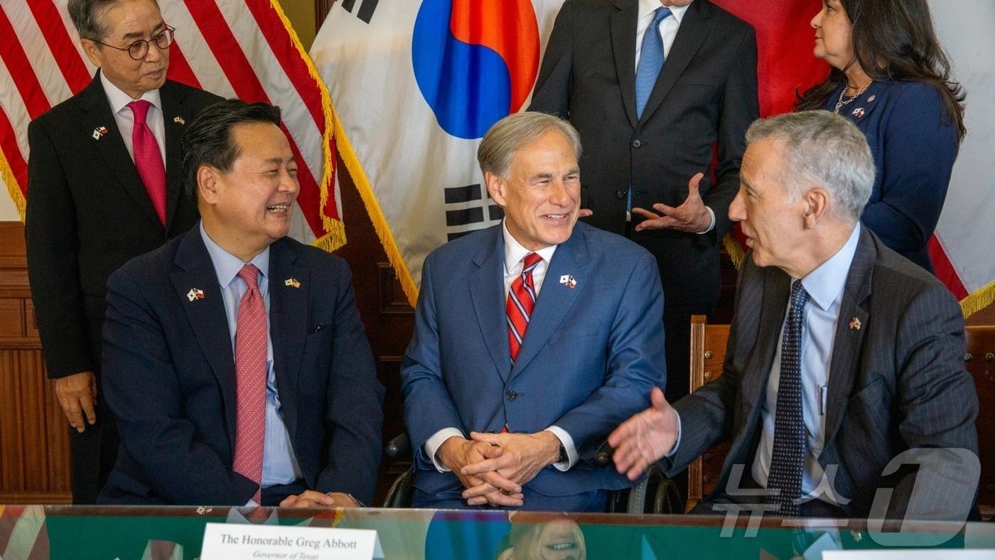 조현동 주미대사(사진 앞쪽 좌측)와 필립 골드버그 주한미국대사(사진 앞쪽 맨 우측)가 11일(현지시간) 그렉 애보트 텍사스주지사와 면담하고 있다. <주미한국대사관 사진제공>