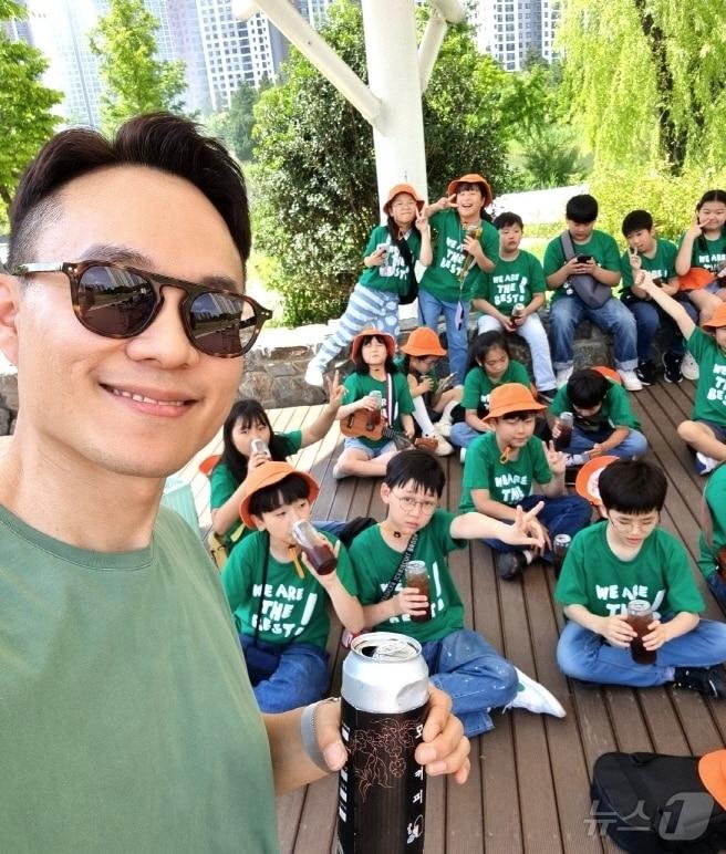 본문 이미지 - 뮤즈그레인 리드보컬 김승재 전주 화정초 교사와 학생들./뉴스1