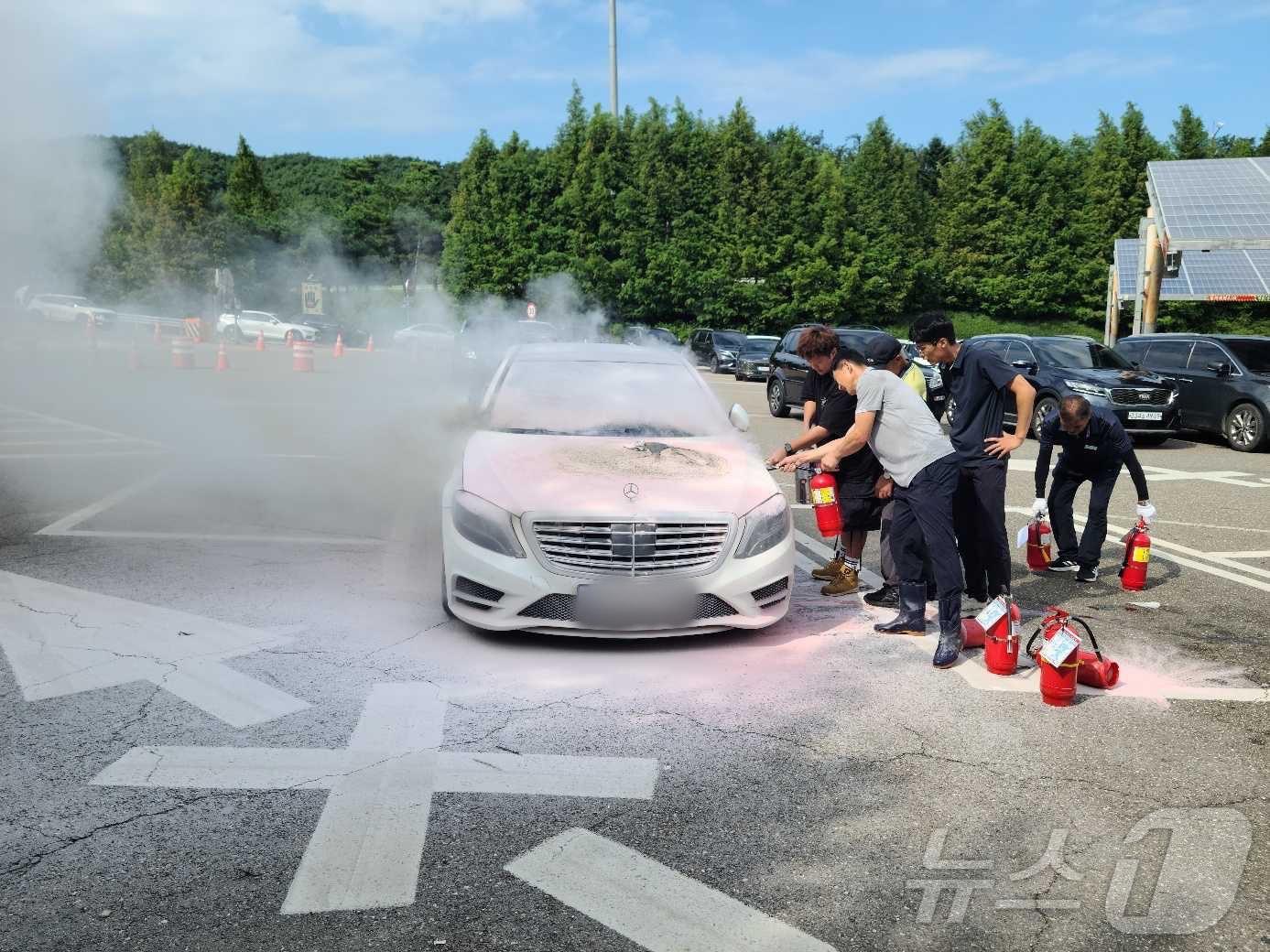 본문 이미지 - 15일 오후 강원 횡성군 안흥면 횡성휴게소 주차 차량 화재 진화현장.(횡성소방서 제공) 2024.9.15/뉴스1