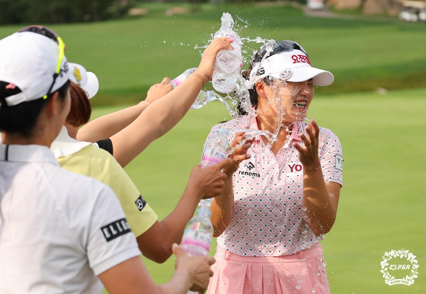 노승희가 15일 인천 영종도 클럽72 하늘 코스에서 열린 'OK저축은행 읏맨 오픈' 최종라운드에서 우승을 확정짓고 동료들로부터 축하를 받고 있다. (KLPGT 제공) 2024.9.15/뉴스1