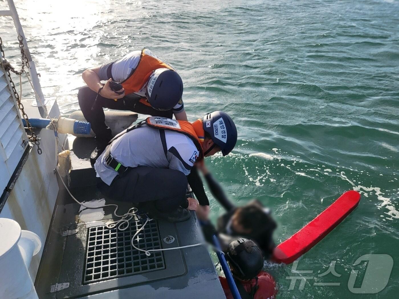 본문 이미지 - 여수해경이 15일 스노클링 중 조류에 휩쓸린 관광객들을 구조하고 있다.(여수해경 제공)2024.9.15./뉴스1