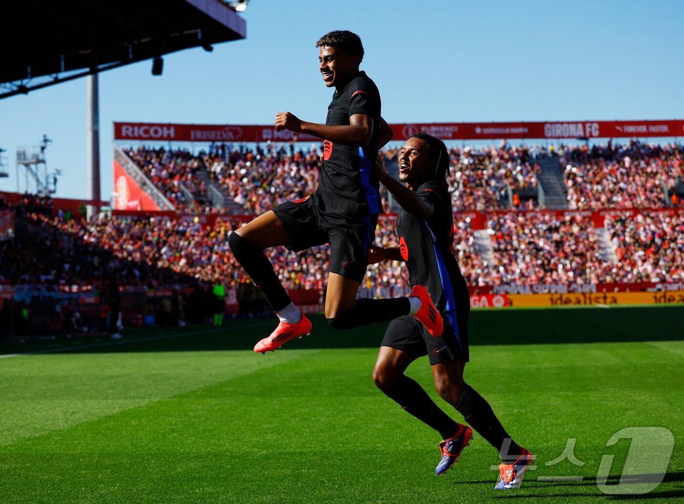 본문 이미지 - 멀티골을 터뜨린 야말(왼쪽)ⓒ 로이터=뉴스1
