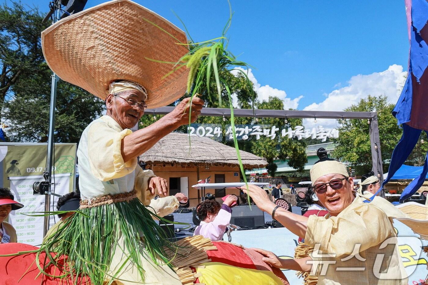 추석인 17일에도 대구와 경북지역은 폭염이 기승을 부리겠다. 지난 15일 경북 예천군 삼강문화단지에서 열린 삼강주막 나루터 축제에서 농민복장을 한 팀들이 축제장을 다니며 흥을 돋우고 있다.(예천군 제공) 2024.9.16/뉴스1 ⓒ News1 정우용 기자
