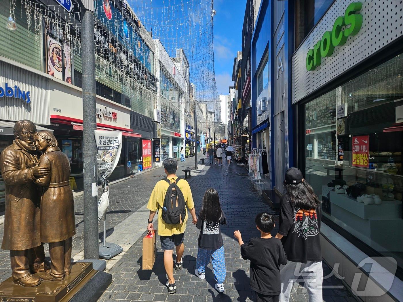 본문 이미지 - 추석 연휴 3일째인 16일 강원 춘천 명동에 시민들이 길을 걷고 있다. 2024.9.16 한귀섭 기자