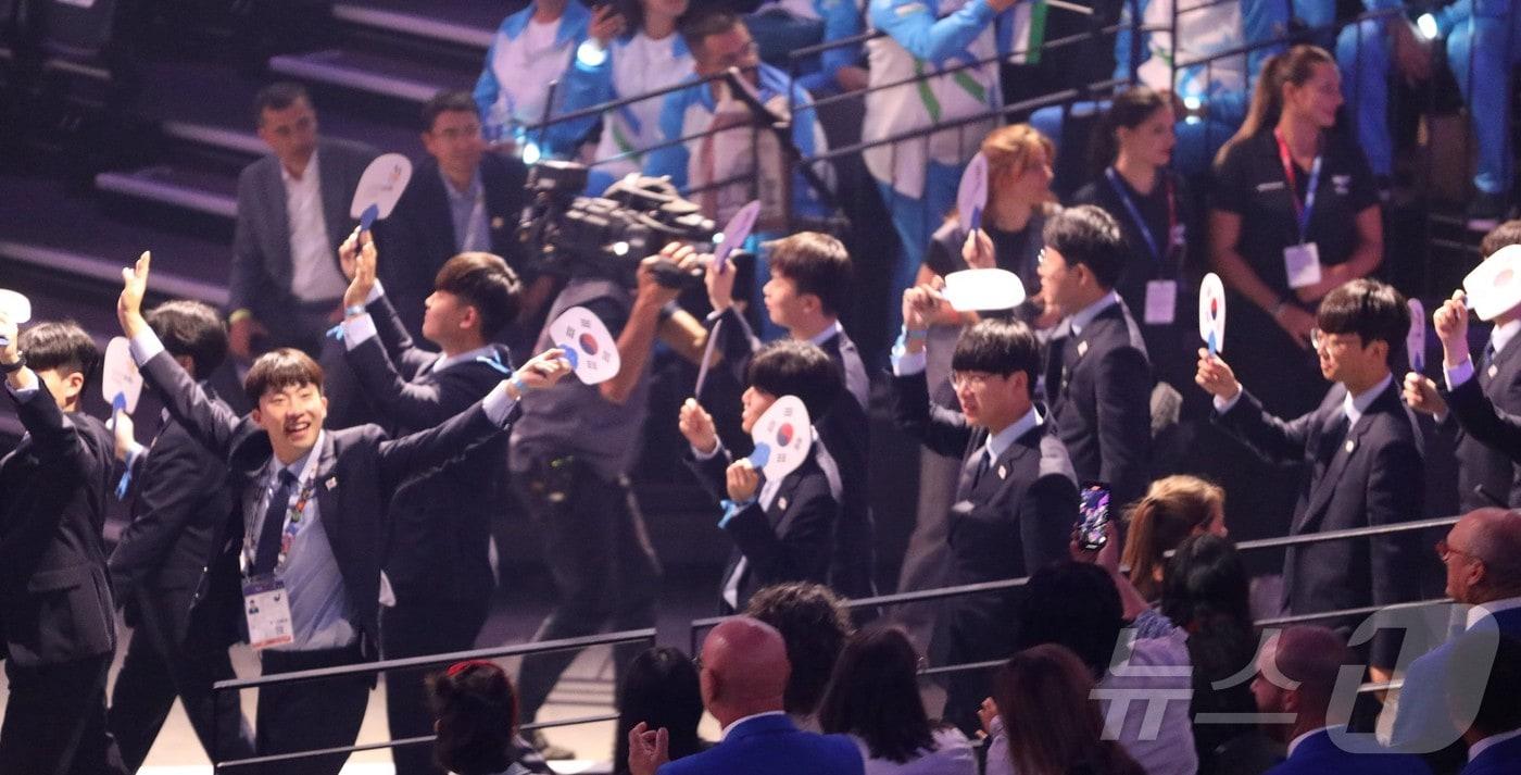 지난 10~15일 프랑스 리옹에서 열린 국제기능올림픽 대회에서 우리 선수단이 입장하고 있다.(고용노동부 제공)