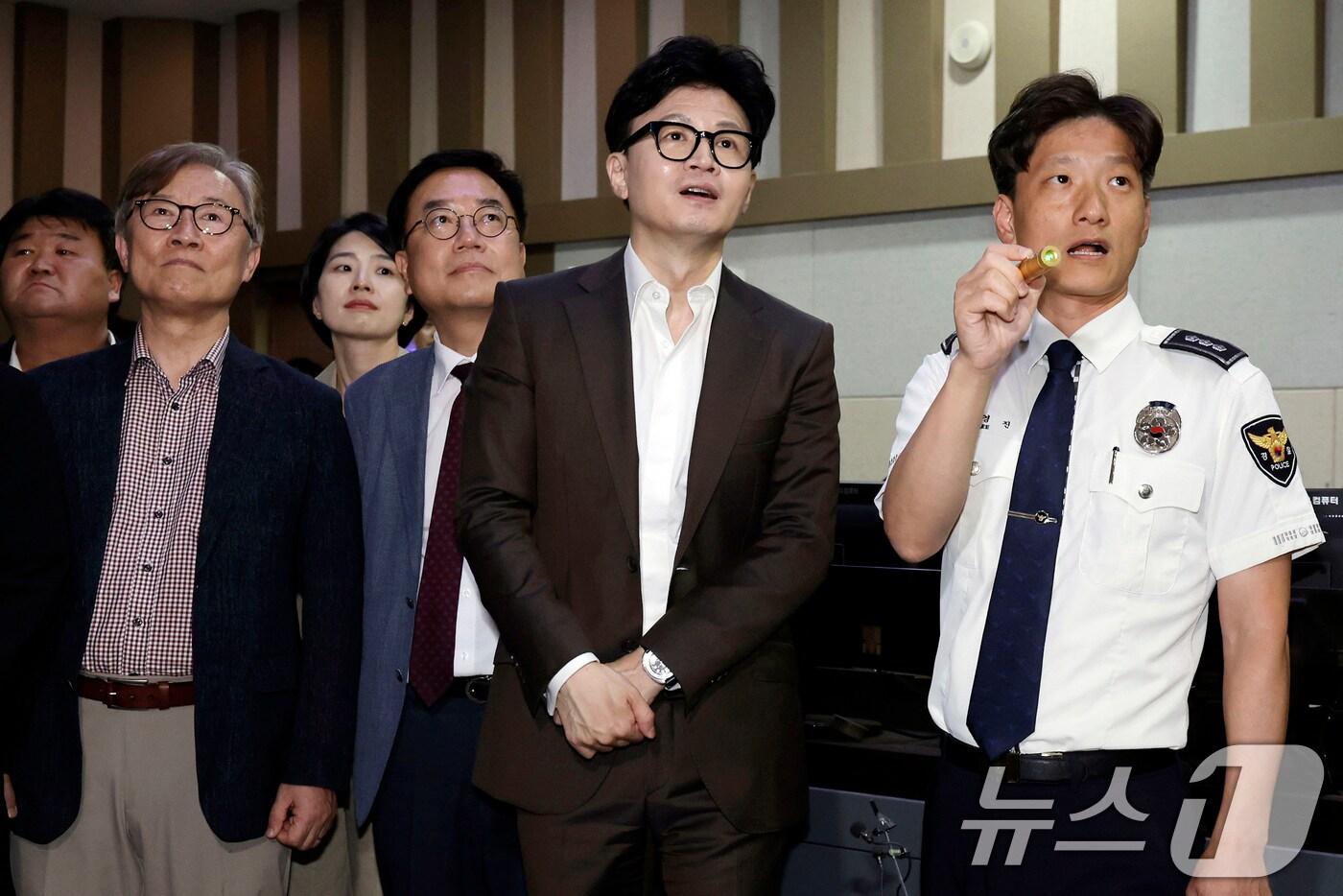 본문 이미지 - 한동훈 국민의힘 대표가 16일 추석 연휴 근무 공직자 격려를 위해 서울 종로구 서울경찰청을 방문해 교통정보센터 운영 현황 설명을 듣고 있다.(공동취재) 2024.9.16/뉴스1 ⓒ News1 구윤성 기자