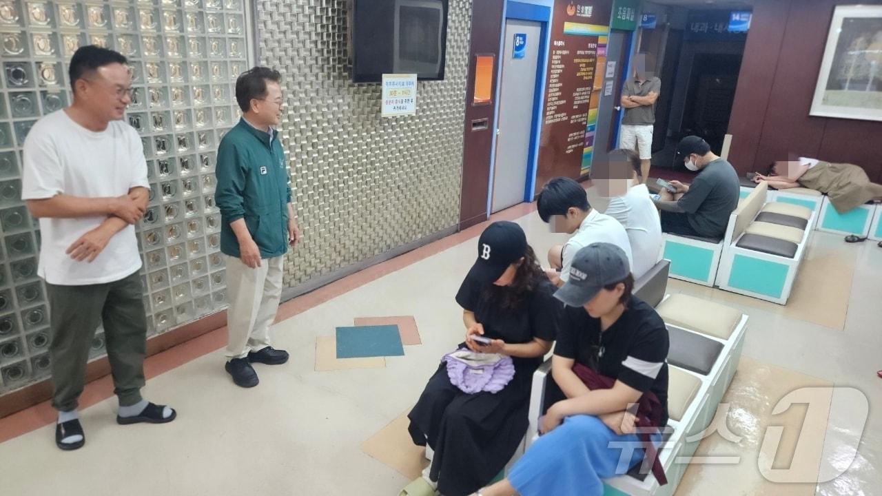 본문 이미지 - 육동한 춘천시장이 16일 인성병원을 찾아 의료진을 격려하고 시민들의 애로사항을 청취했다.(춘천시 제공)