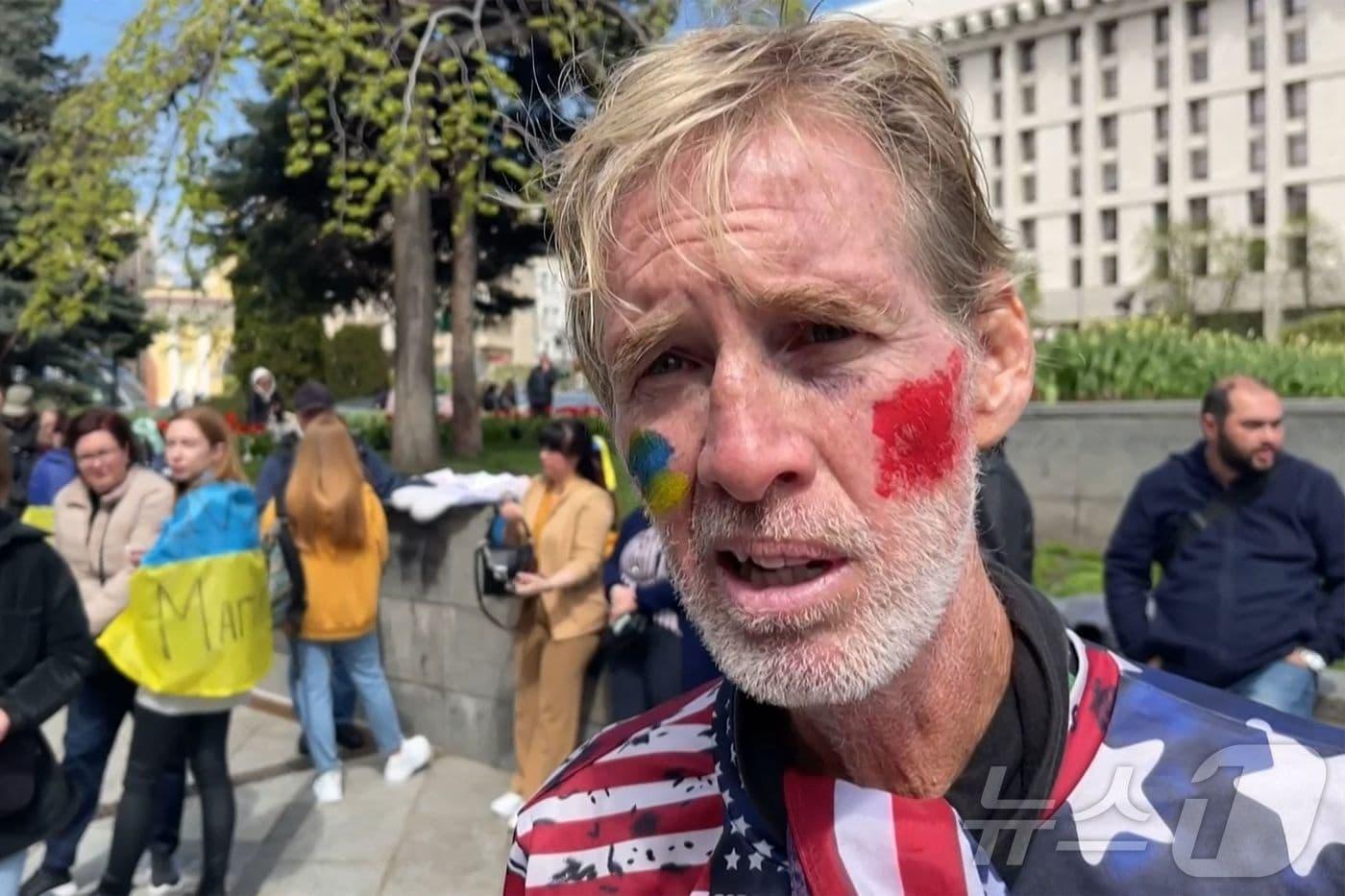 16일(현지시간) 플로리다주 웨스타 팜비치에 있는 골프장에서 도널드 트럼프 전 미국 대통령 암살을 시도한 용의자인 58세 미국인 백인 남성 라이언 웨슬리 라우스가 우크라이나 키이우에서 인터뷰하는 모습을 AFP가 공개했다. 2024.09.17 ⓒ AFP=뉴스1 ⓒ News1 우동명 기자