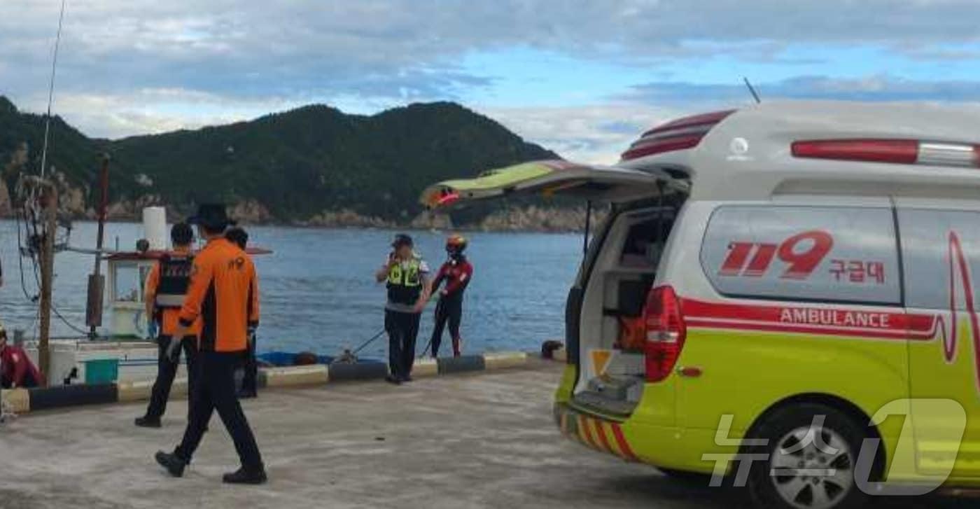 지난 14일 오후 3시 18분쯤 강원 삼척시 용화해변 인근 바다에서 20대 남성이 사라졌다는 신고가 해경에 접수된 가운데 그 남성이 실종 나흘 만인 17일 오전 7시 7분쯤 민간어선에 의해 발견됐으나, 끝내 숨졌다. (강원도 소방본부 제공)
