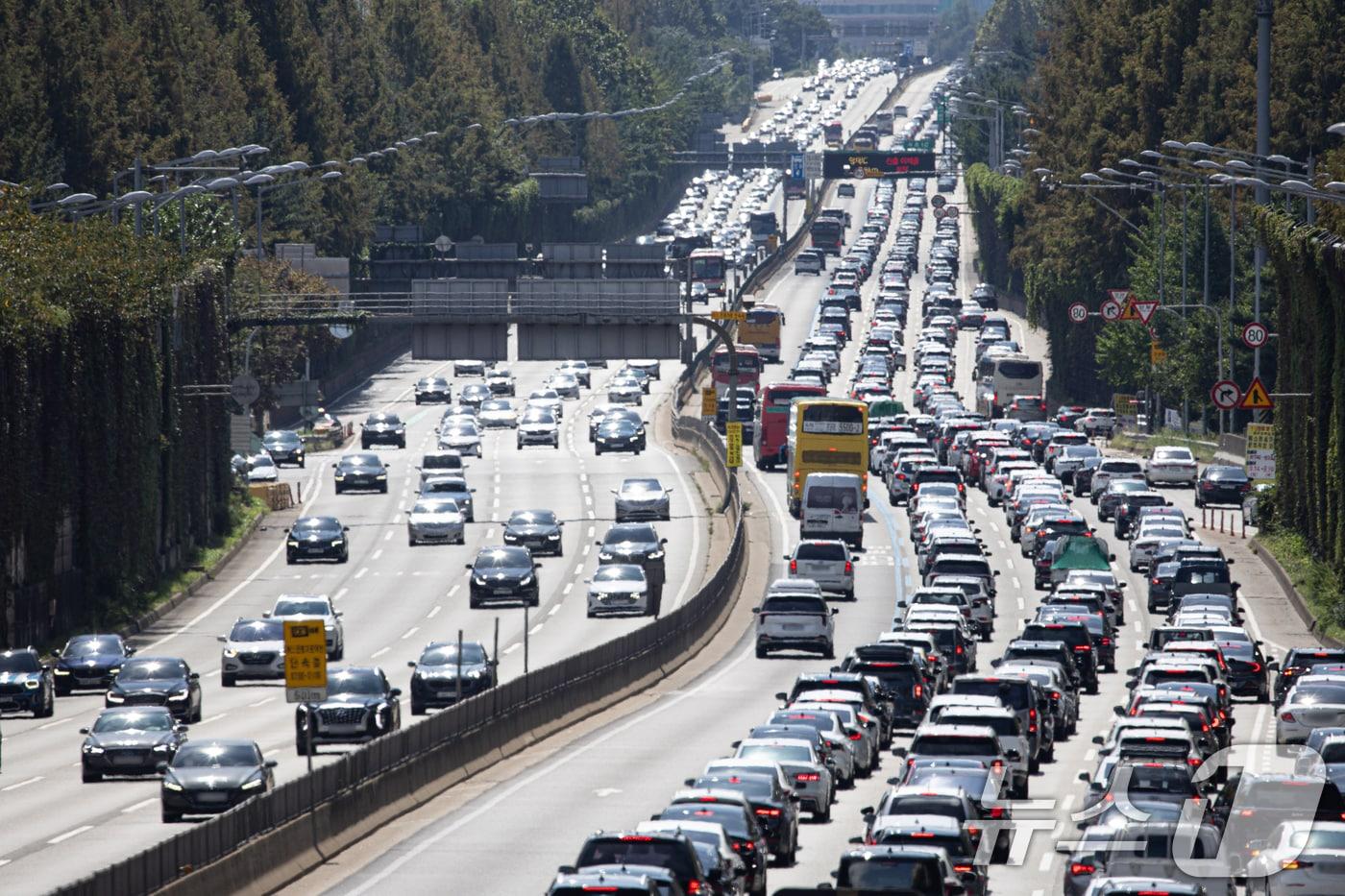 본문 이미지 - 민족 대명절 추석인 17일 오전 서울 서초구 경부고속도로 잠원IC 인근에서 차량들이 고속도로를 달리고 있다. 2024.9.17/뉴스1 ⓒ News1 이재명 기자