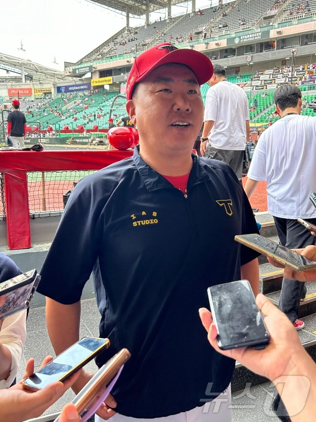 본문 이미지 -  17일 SSG 랜더스필드에서 만난 KIA 타이거즈 이범호 감독. ⓒ News1 문대현 기자