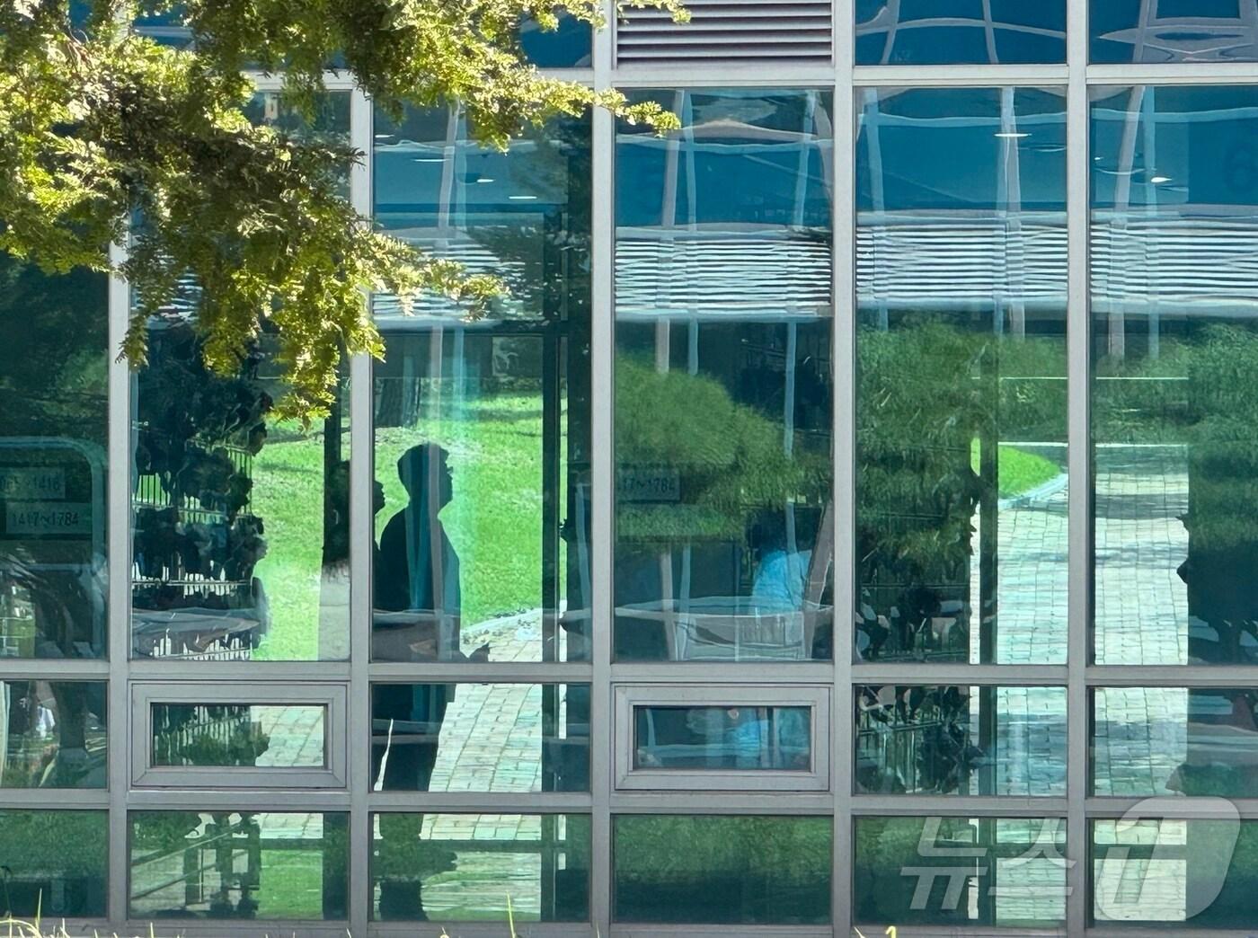 본문 이미지 - 지난해 추석인 9월17일 오전 인천시 부평구 인천가족공원에 성묘객들이 성묘를 하고 있다.2024.9.17 ⓒ News1 박소영 기자