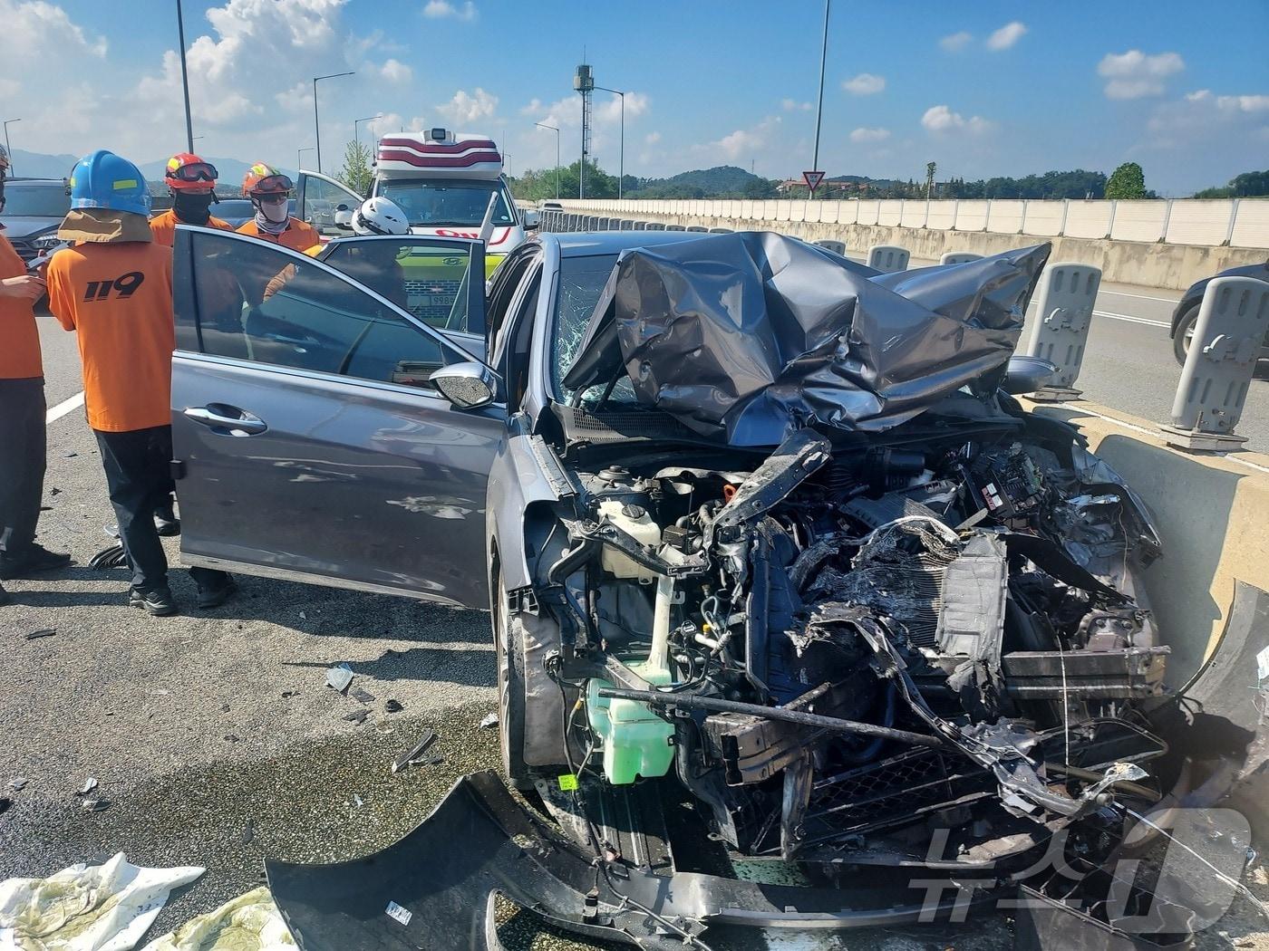 본문 이미지 - 전북 고창군 고창읍 서해안고속도로 상행선 76.4km 지점서 차량 3대 추돌 사고 현장(전북 소방 제공)/뉴스1