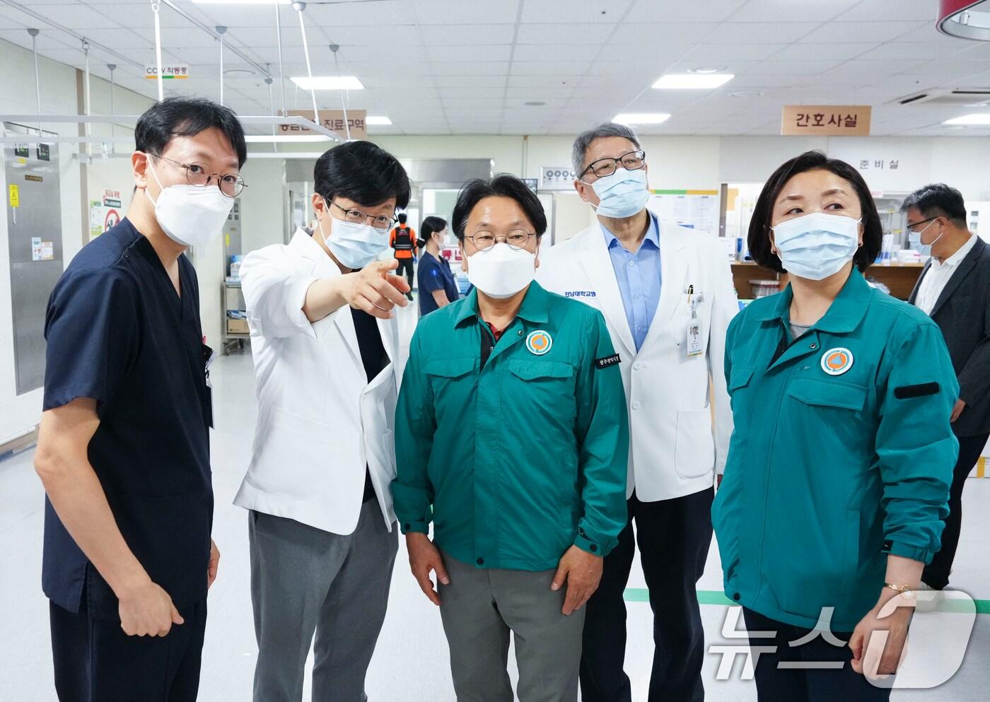 강기정 광주시장과 전진숙 국회의원이 지난 17일 동구 전남대병원 권역응급의료센터를 방문해 정신 전남대병원장 등 의료진과 추석 연휴 응급의료체계를 점검하고 있다.(광주시 제공)2024.9.17/뉴스1 