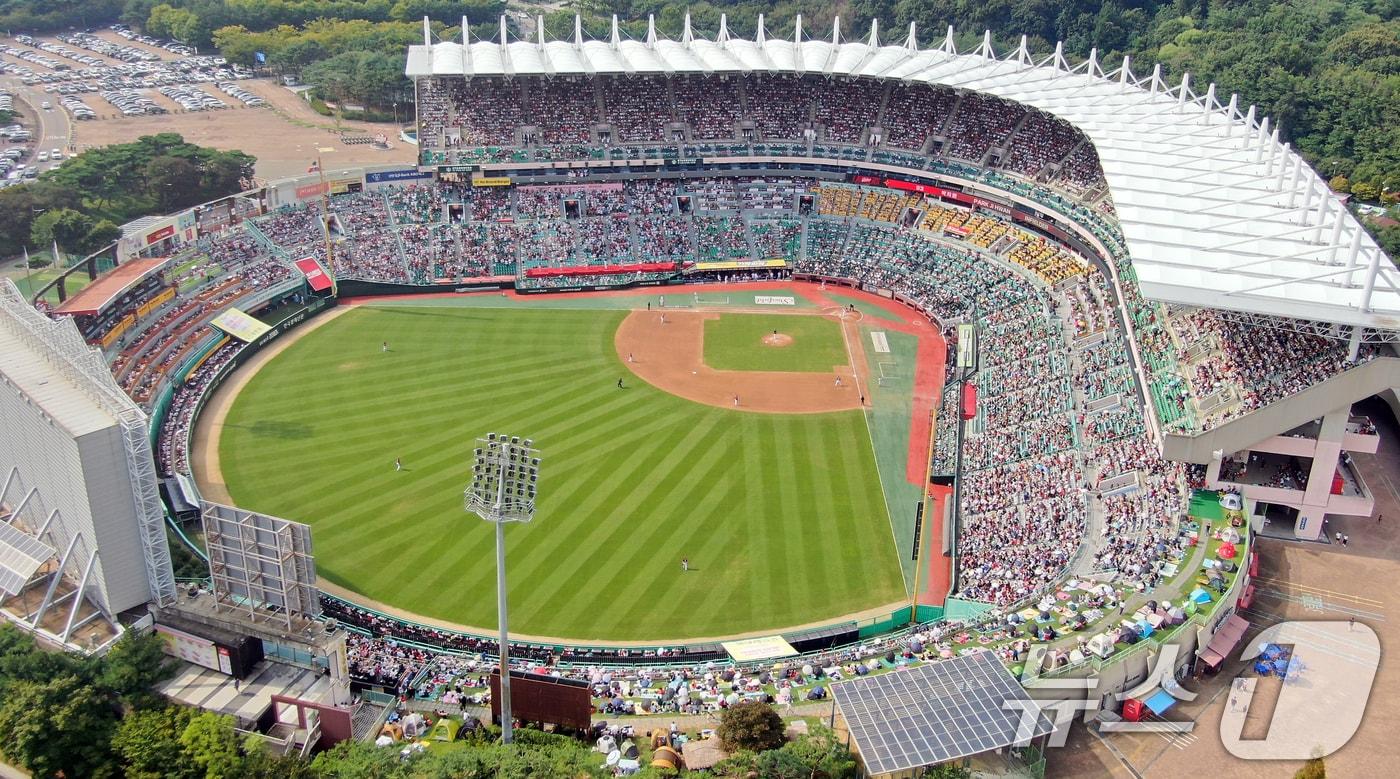 본문 이미지 - 프로야구가 KBO리그가 한국 프로 스포츠 최초로 1000만 관중 동원에 성공했다. 17일 오후 프로야구 '2024 신한 SOL 뱅크 KBO리그' KIA 타이거즈와 SSG 랜더스의 경기가 열리는 인천시 미추홀구 문학동 SSG랜더스필드의 모습. 2024.9.17/뉴스1 ⓒ News1 김진환 기자