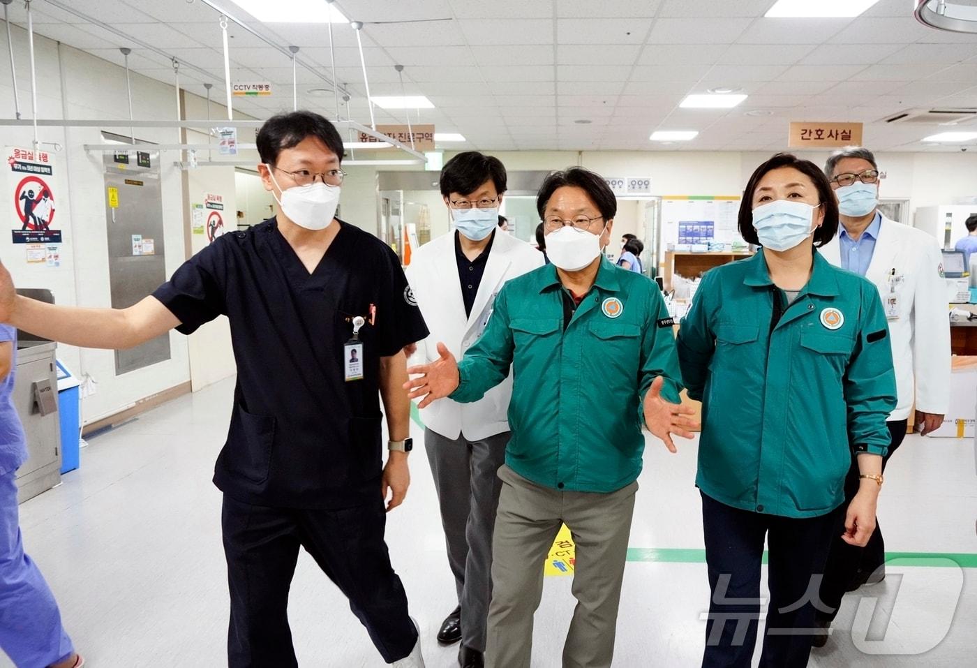 강기정 광주시장이 17일 동구 전남대병원 권역응급의료센터를 방문해 전진숙 국회의원, 정신 전남대병원장 등 의료진과 추석 연휴 응급 의료 체계를 점검하고 있다.(광주시 제공)2024.9.17/뉴스1 