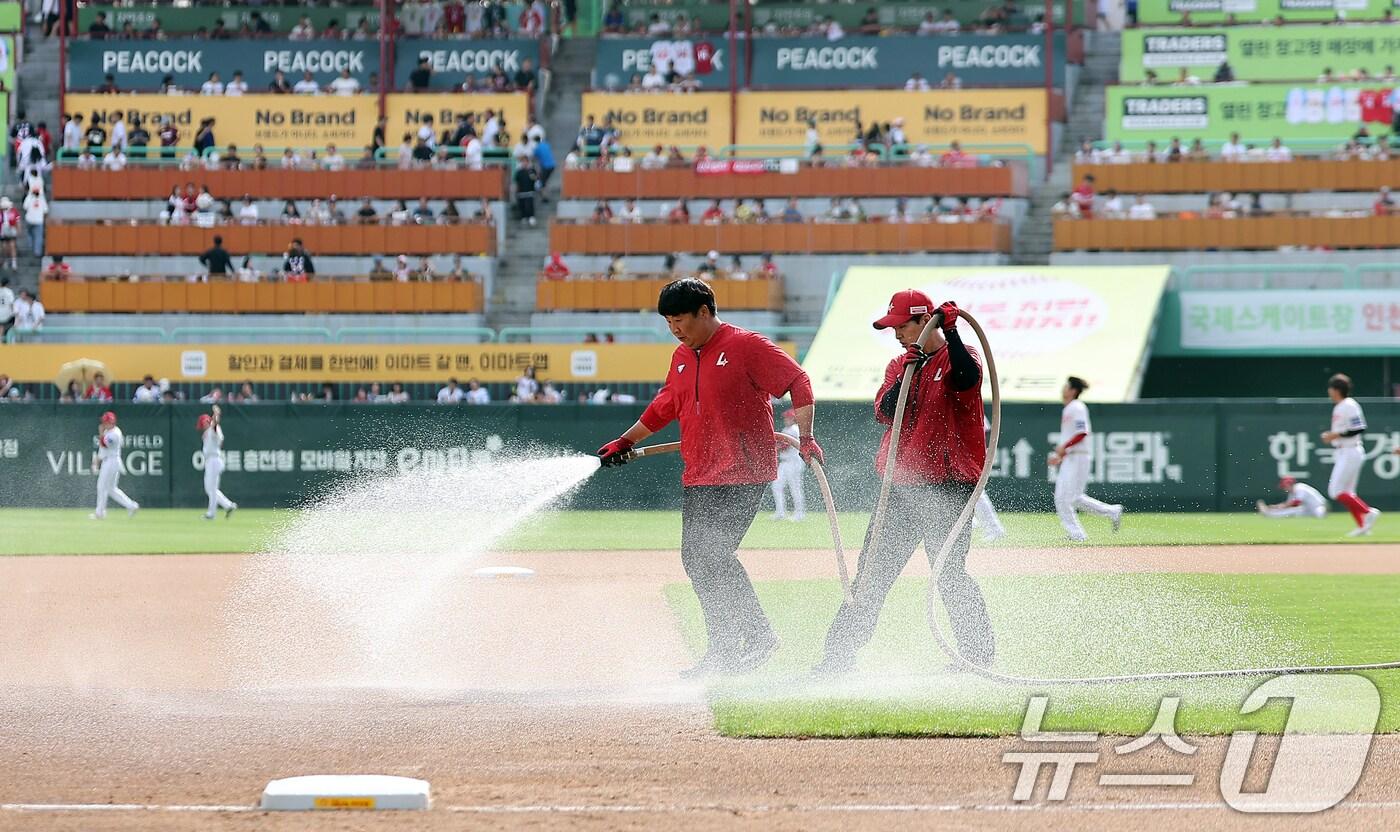 17일 인천 미추홀구 SSG랜더스필드에서 열린 2024 KBO리그 KIA 타이거즈와 SSG 핸더스의 경기, 클리닝타임에 관계자들이 그라운드에 물을 뿌리고 있다. KBO는 "전국 폭염에 따라 관중 분들과 선수단의 충분한 휴식 시간 보장을 위해 클리닝 타임에 10분간 휴식을 갖기로 했다＂고 밝혔다. 2024.9.17/뉴스1 ⓒ News1 김진환 기자