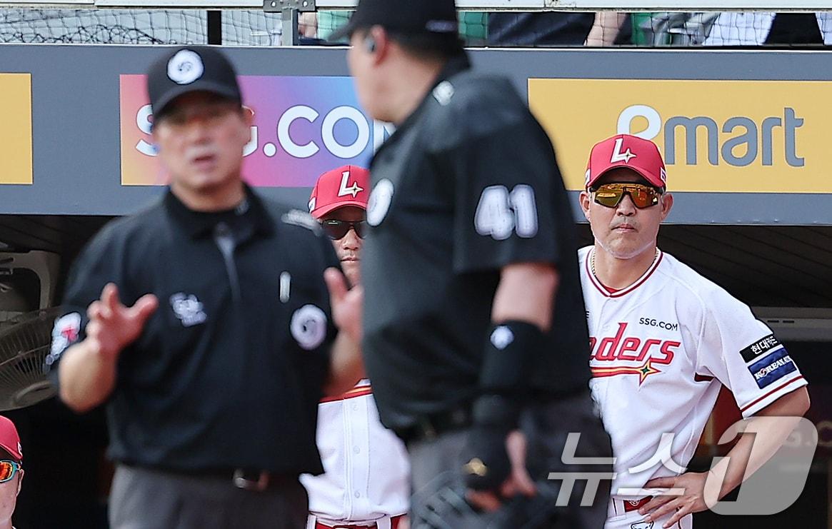 본문 이미지 - 민족 대명절 추석인 17일 오후 인천시 미추홀구 문학동 SSG랜더스필드에서 열린 프로야구 '2024 신한 SOL 뱅크 KBO리그' KIA 타이거즈와 SSG 랜더스의 경기, SSG 이숭용 감독(오른쪽)이 7회말 1사 1,2루 상황 박성한의 홈에서 아웃 상황에 대한 비디오 판독 끝에 아웃이 되자 아쉬워하고 있다. 2024.9.17 ⓒ 뉴스1 김진환 기자