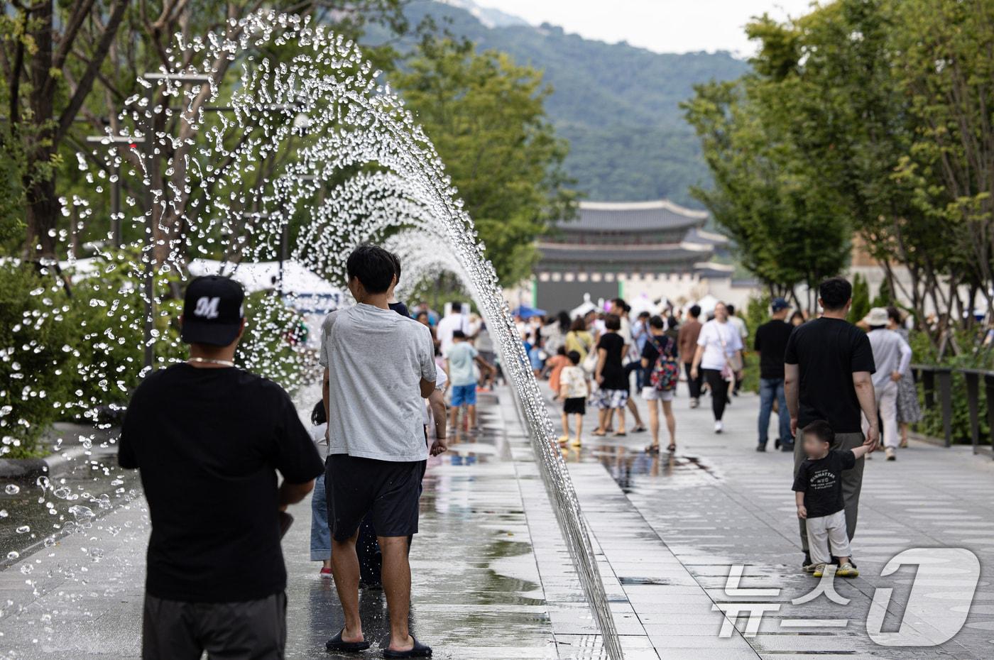 본문 이미지 - 민족 대명절 추석인 17일 오후 서울 세종대로 광화문광장을 찾은 어린이들이 더위를 식히고 있다. 2024.9.17/뉴스1 ⓒ News1 이재명 기자
