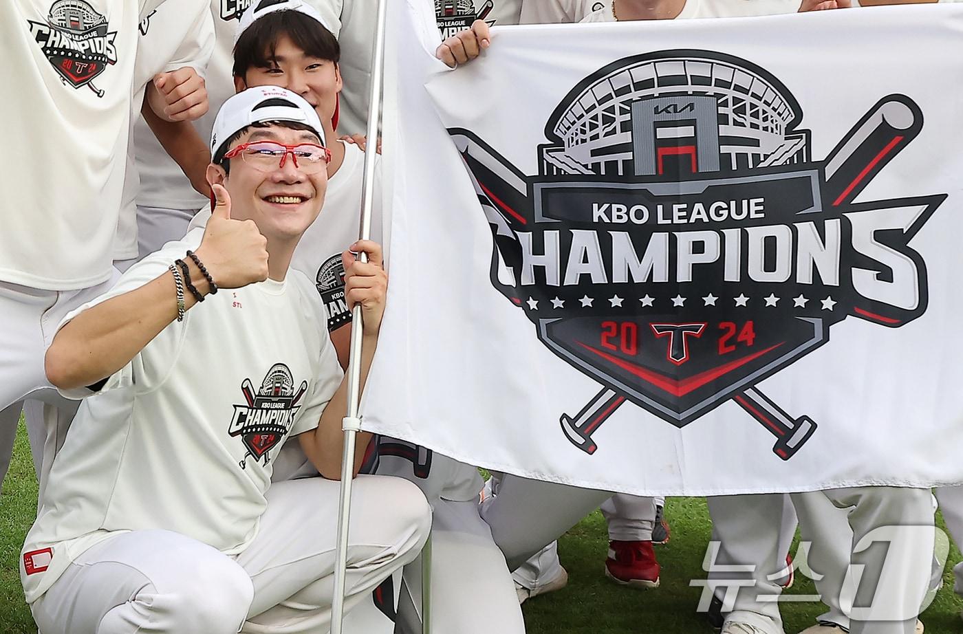 KIA 타이거즈 양현종을 비롯한 선수들이 17일 오후 인천시 미추홀구 문학동 SSG랜더스필드에서 열린 프로야구 '2024 신한 SOL 뱅크 KBO리그' SSG 랜더스와의 경기 종료 후 열린 정규리그 우승 행사에서 취재진을 향해 포즈를 취하고 있다. 2024.9.17/뉴스1 ⓒ News1 김진환 기자