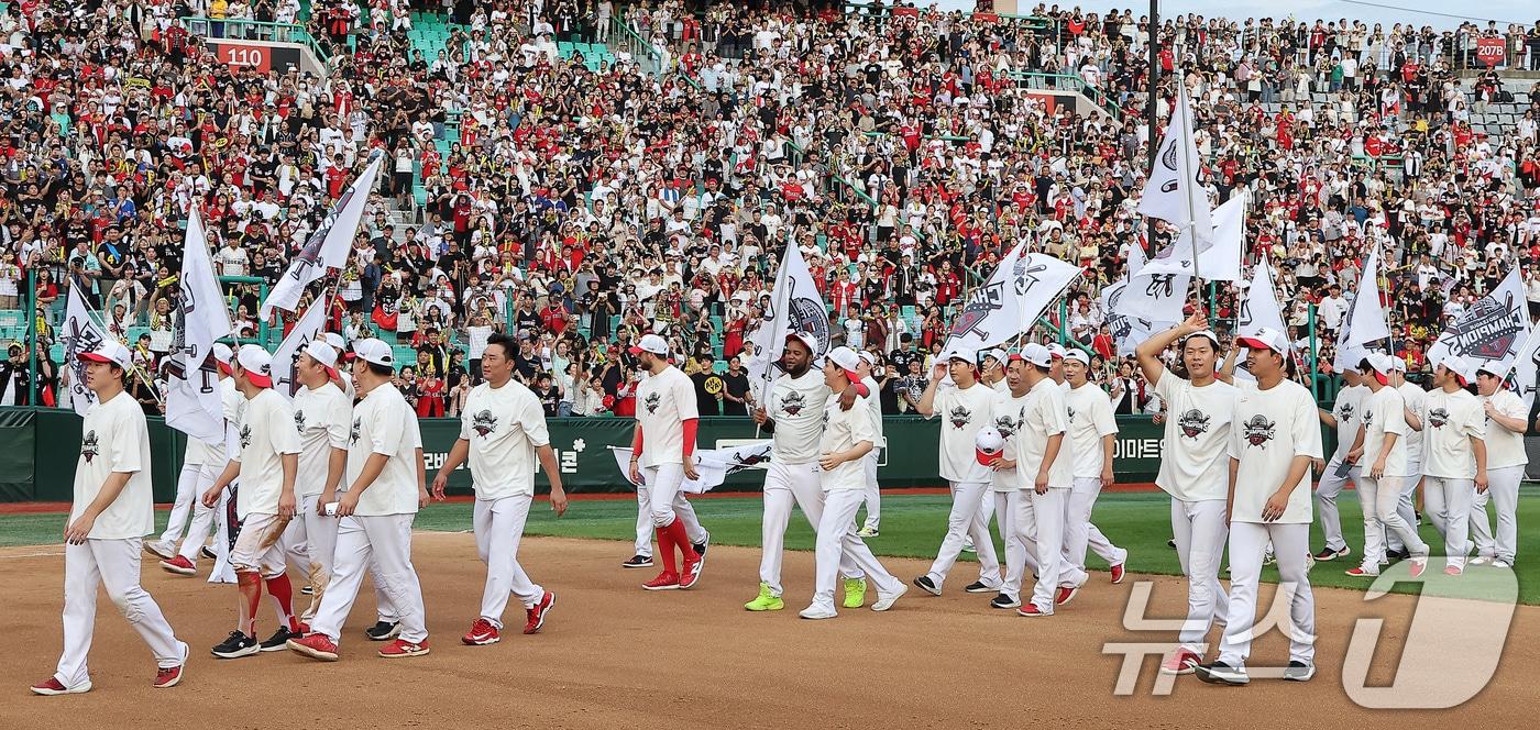 KIA 타이거즈 선수들이 17일 오후 인천시 미추홀구 문학동 SSG랜더스필드에서 열린 프로야구 &#39;2024 신한 SOL 뱅크 KBO리그&#39; SSG 랜더스와의 경기 종료 후 열린 정규시즌 우승 행사에서 우승기를 들며 환호하고 있다. 2024.9.17/뉴스1 ⓒ News1 김진환 기자