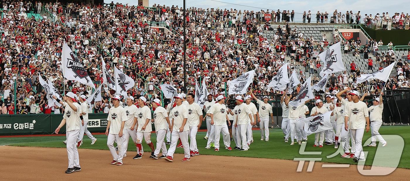 KIA 타이거즈 선수들이 17일 오후 인천시 미추홀구 문학동 SSG랜더스필드에서 열린 프로야구 '2024 신한 SOL 뱅크 KBO리그' SSG 랜더스와의 경기 종료 후 열린 정규시즌 우승 행사에서 우승기를 들며 환호하고 있다.  2024.9.17/뉴스1 ⓒ News1 김진환 기자