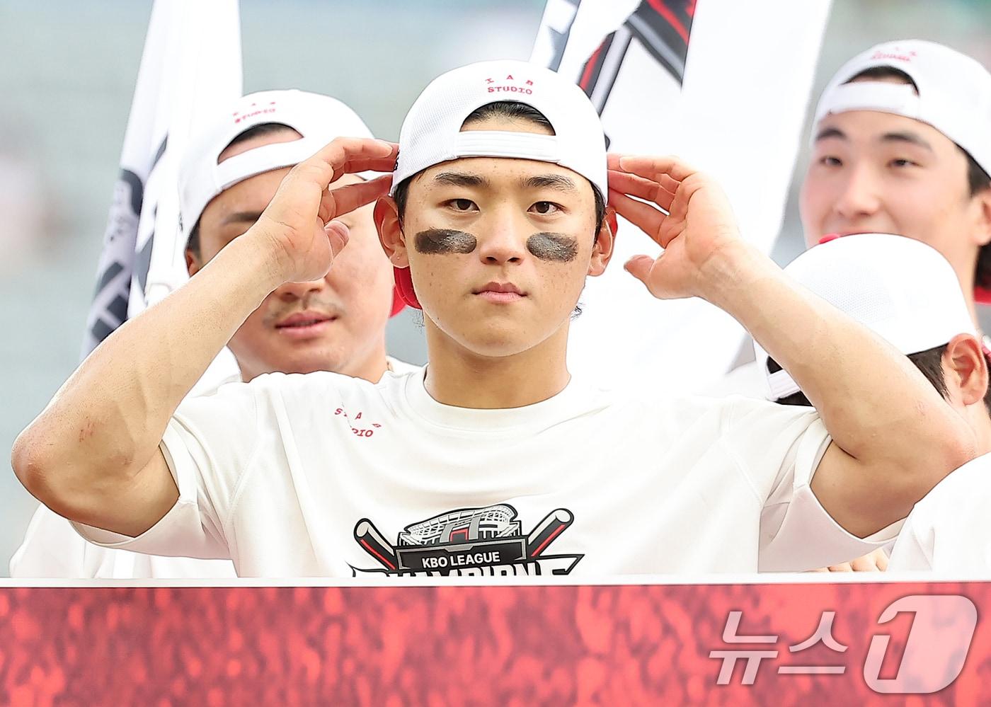 KIA 타이거즈 김도영이 17일 오후 인천시 미추홀구 문학동 SSG랜더스필드에서 열린 프로야구 '2024 신한 SOL 뱅크 KBO리그' KIA 타이거즈와 SSG 랜더스의 경기 종료 후 열린 정규시즌 우승 행사에 참석하고 있다.  2024.9.17/뉴스1 ⓒ News1 김진환 기자