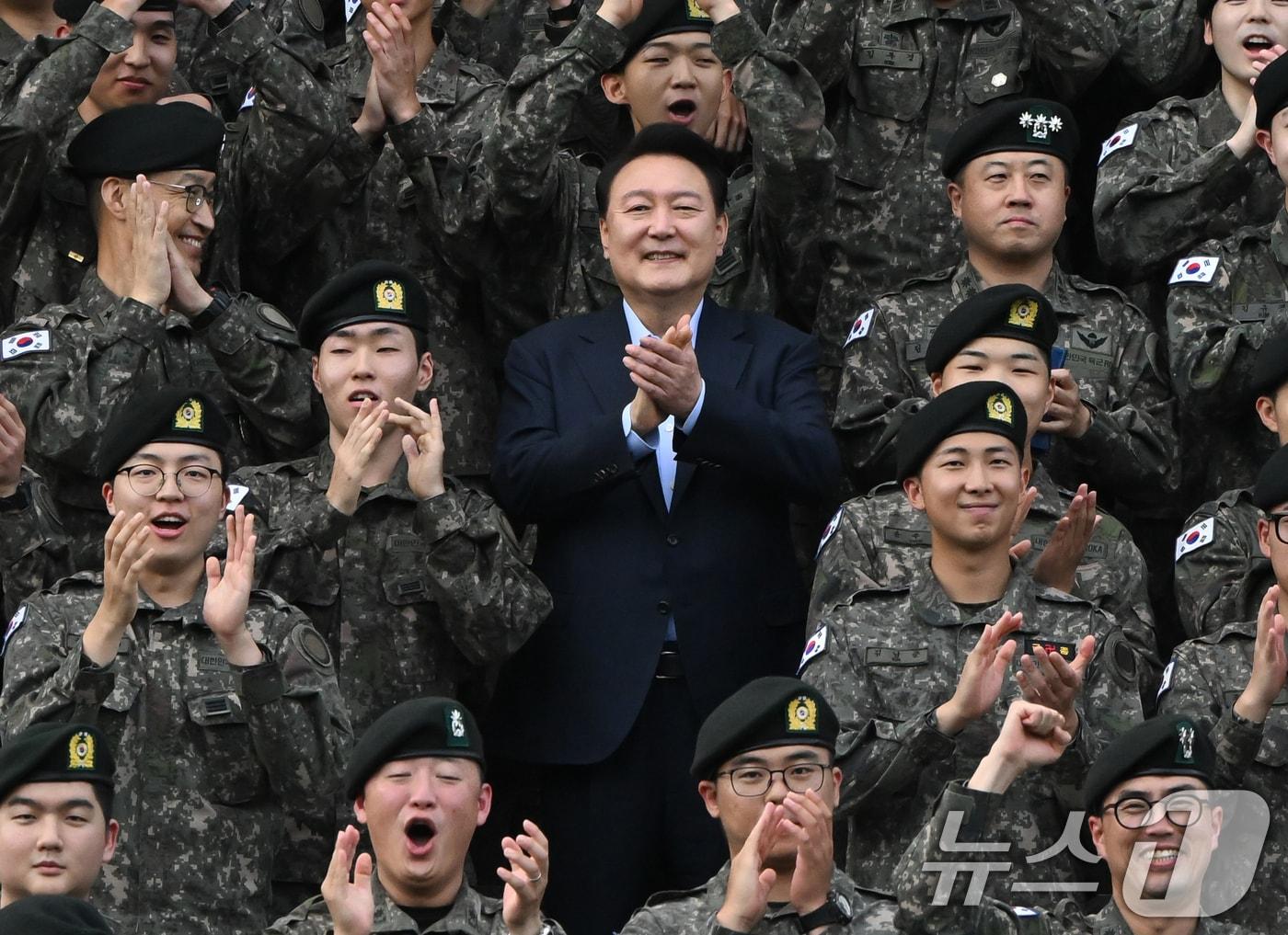 본문 이미지 - 윤석열 대통령이 17일 육군15사단을 방문해 장병들과 기념촬영을 마치고 박수를 치고 있다. 이날 윤 대통령이 방문한 15사단 사열단에는 그룹 방탄소년단(BTS)의 리더 김남준 상병(RM)도 참석했다. (대통령실 제공) 2024.9.17/뉴스1ⓒ News1 송원영 기자