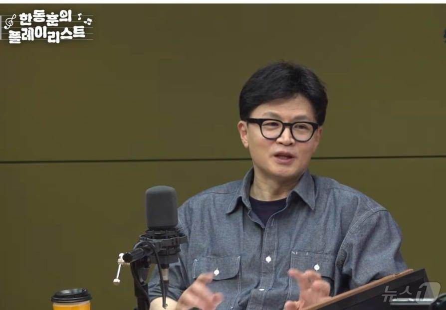본문 이미지 - 한동훈 국민의힘 대표가  17일 밤 CBS라디오 '박재홍의 한판 승부'에 일일 DJ로 나와 키틀즈의 '컴 투게더' 등 자신이 즐겨 듣는 애창곡 7곡을 소개했다. (유튜브 갈무리) ⓒ 뉴스1