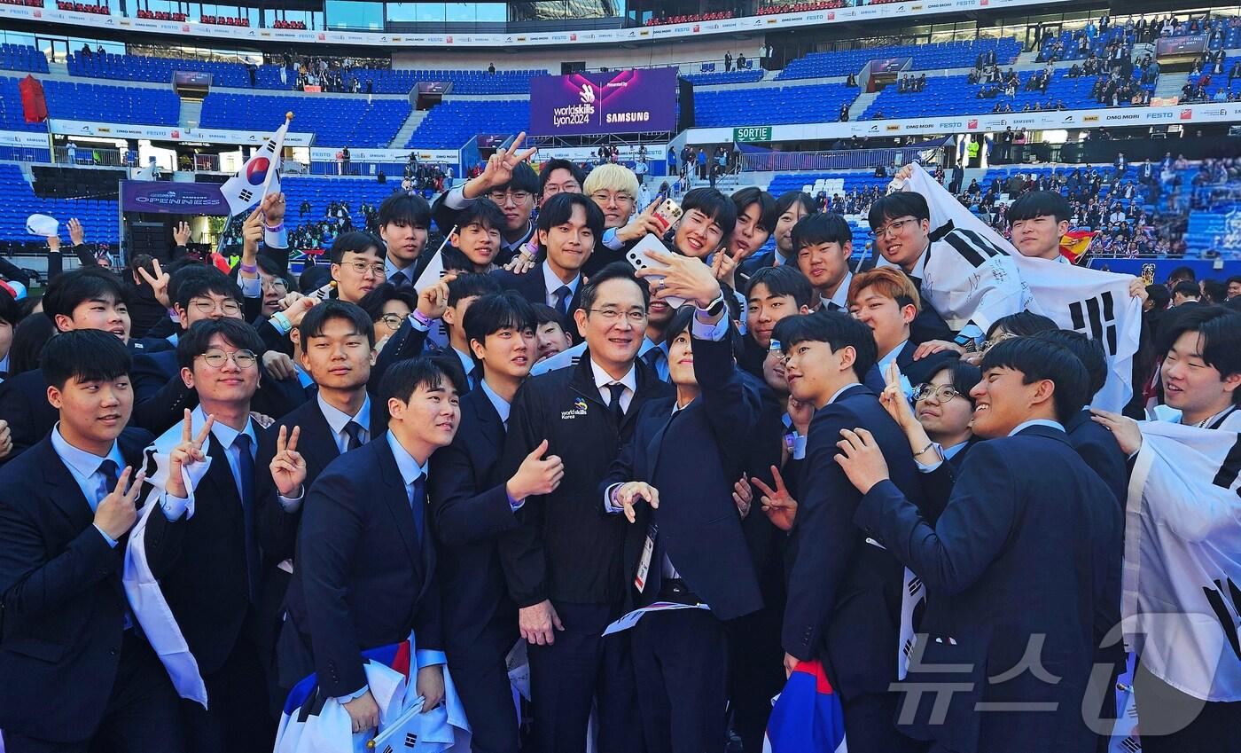 이재용 삼성전자 회장이 15일(현지시간) 프랑스 리옹 소재 그루파마스타디움에서 열린 국제기능올림픽 폐회식에 참석해 국가대표 선수단과 함께 '셀피'를 찍고 있다. (삼성전자 제공) 2024.9.18/뉴스1
