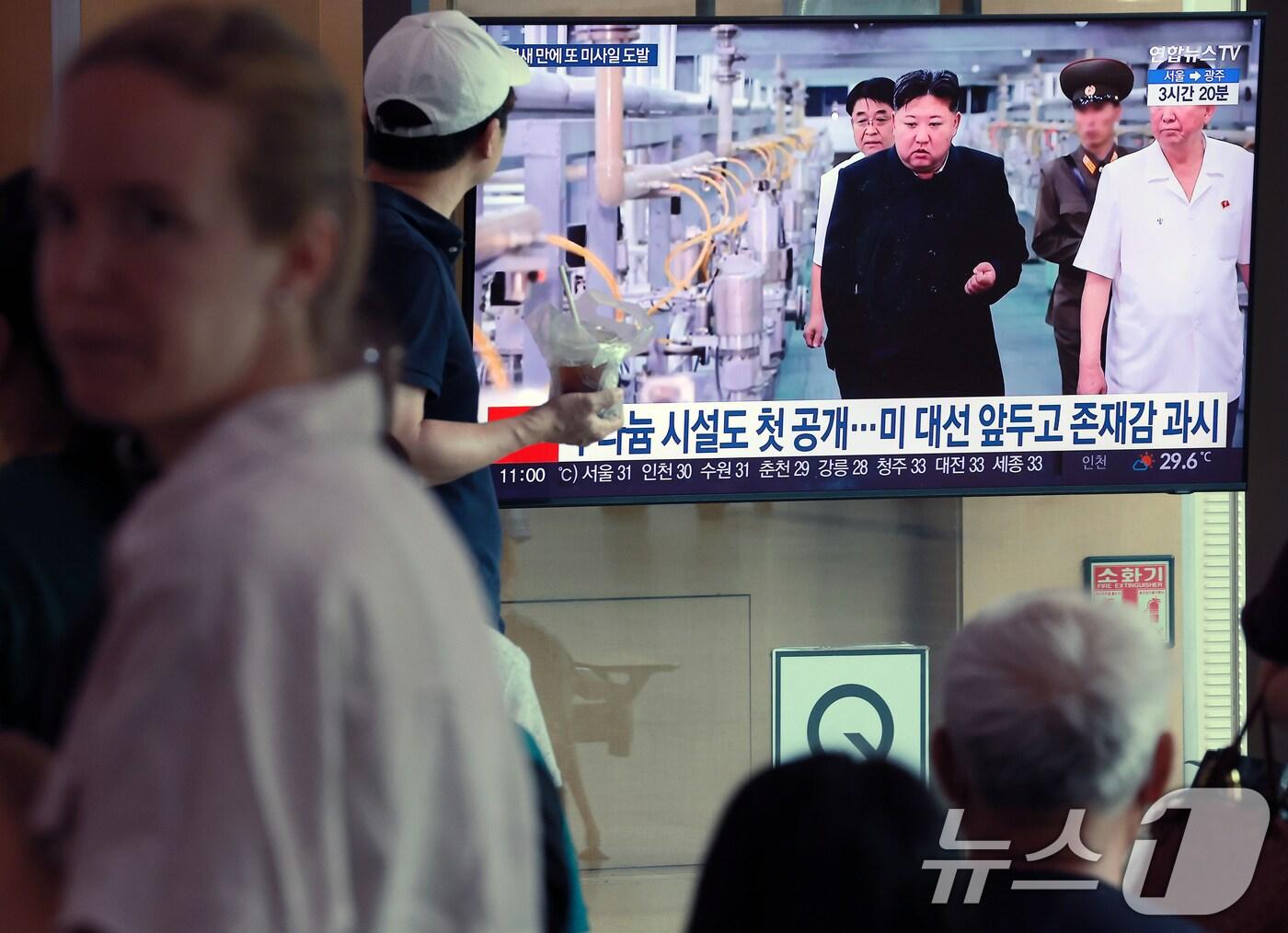 본문 이미지 - 북한이 엿새 만에 탄도미사일 발사 도발을 감행한 지난 18일 서울 용산구 한강대로 서울역 대합실에 관련 뉴스가 전해지고 있다. 북한의 이번 도발은 지난 12일 600㎜ 초대형방사포 여러 발을 발사한 지 엿새 만이다. 2024.9.18/뉴스1 ⓒ News1 박정호 기자