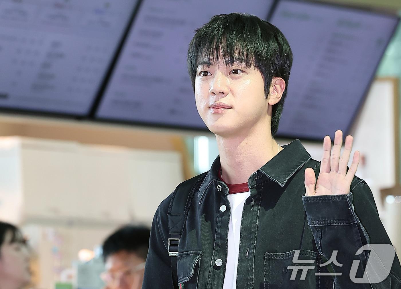 본문 이미지 - BTS 진이 지난 9월 2025 봄/여름 여성 패션쇼 참석 차 인천국제공항을 통해 이탈리아 밀라노로 출국하며 포즈를 취하고 있다. 2024.9.18/뉴스1 ⓒ News1 김진환 기자