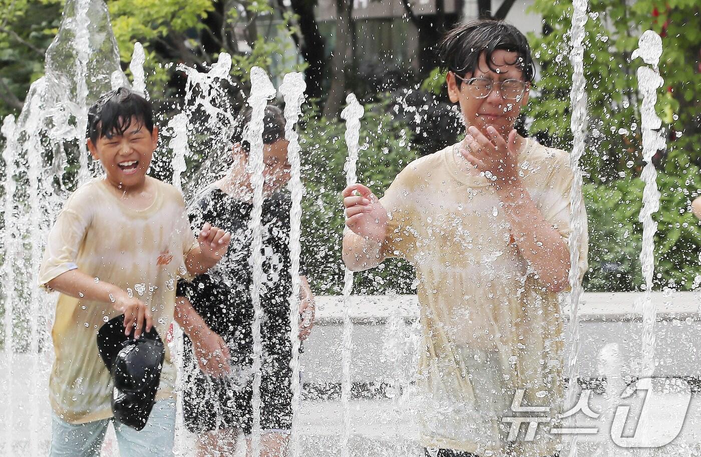 본문 이미지 - 18일 광화문광장 분수대에서 어린이들이 물놀이를 하며 즐거운 시간을 보내고 있다. /뉴스1